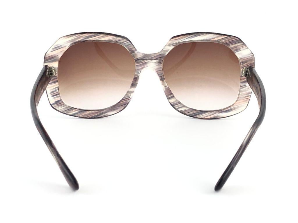 Lunettes de soleil vintage Oliver Goldsmith « SATADAY » en écaille de tortue d'Angleterre en vente 2