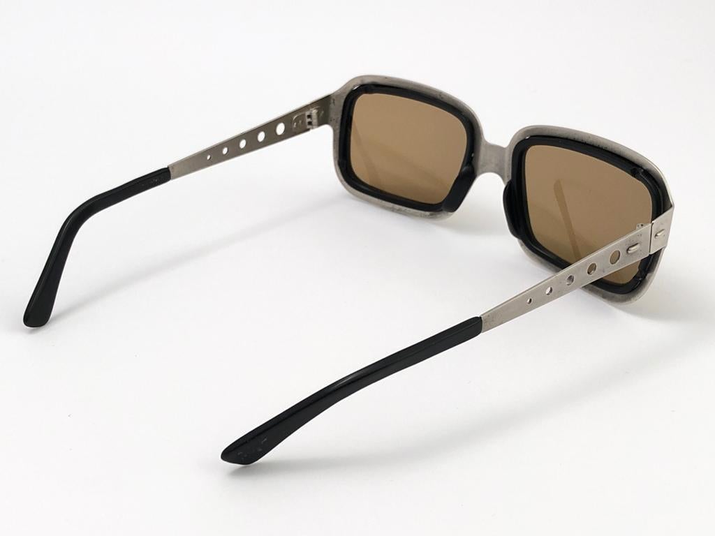 Vintage Oliver Goldsmith 1970’s Silver & Black Inserts Frame England Sunglasses For Sale 4