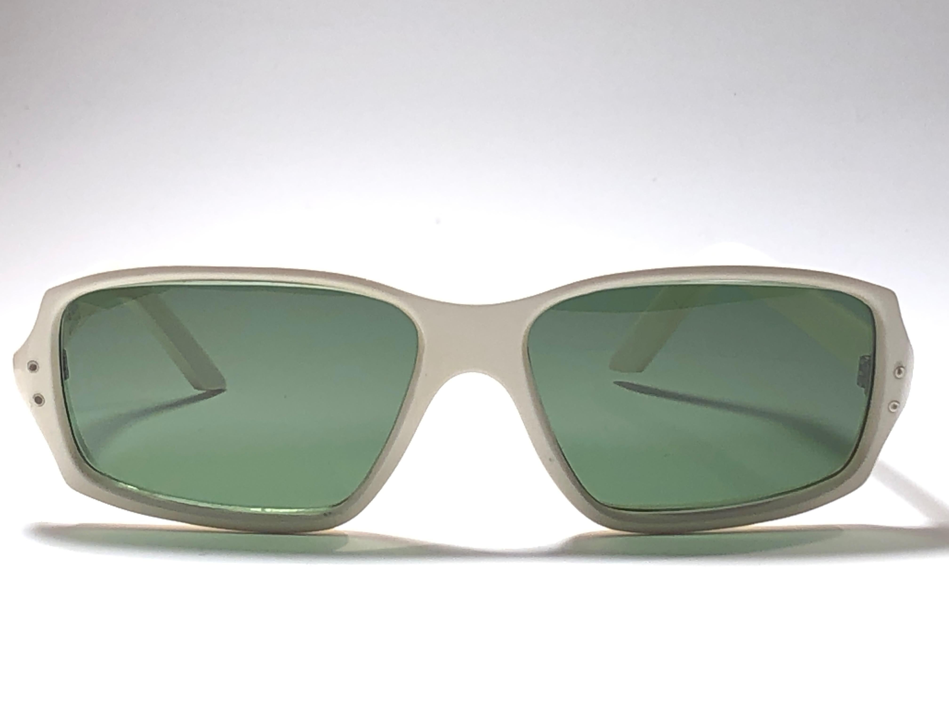 Superb & rare pair of Oliver Goldsmith sunglasses. White frame holding a pair of  green lenses.   

 This pair have minor sign of wear.

Handmade in England.