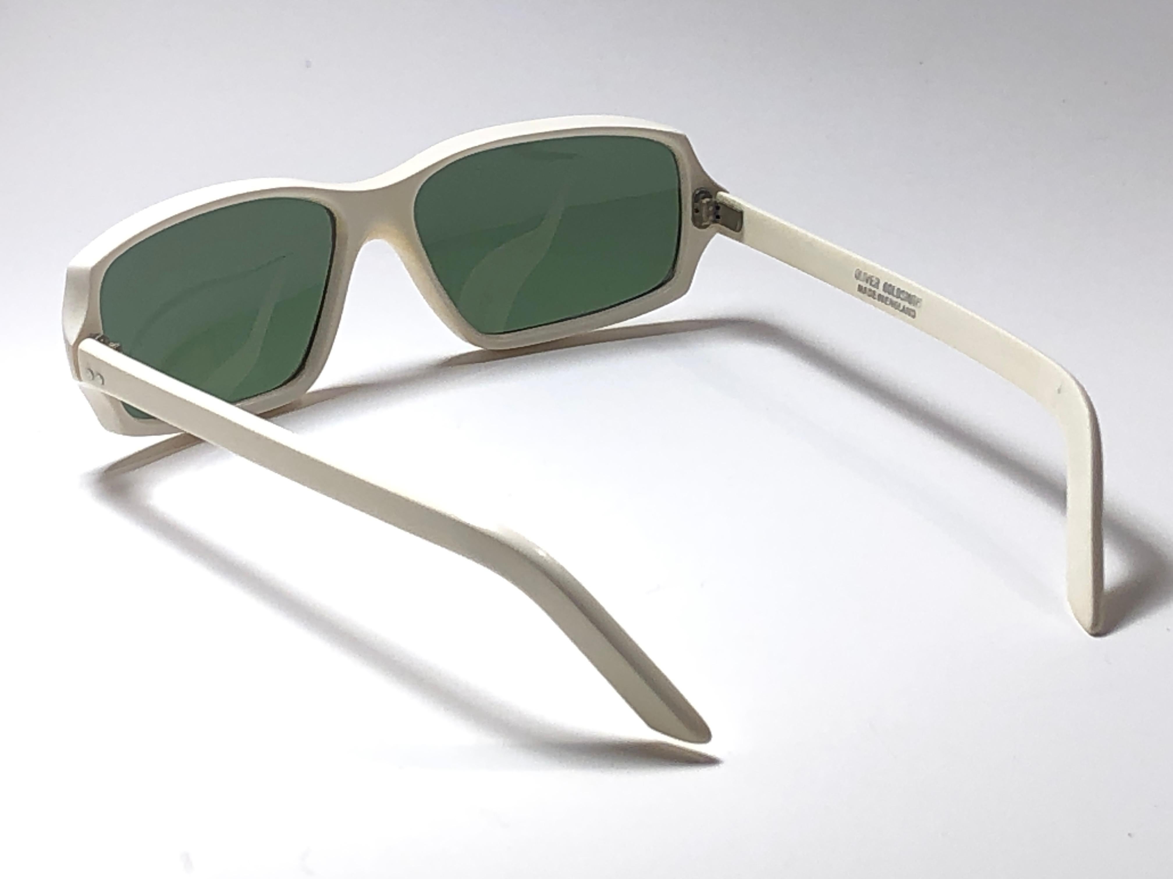 Vintage Oliver Goldsmith Small White Frame 1970 Made in England Sunglasses In Excellent Condition For Sale In Baleares, Baleares