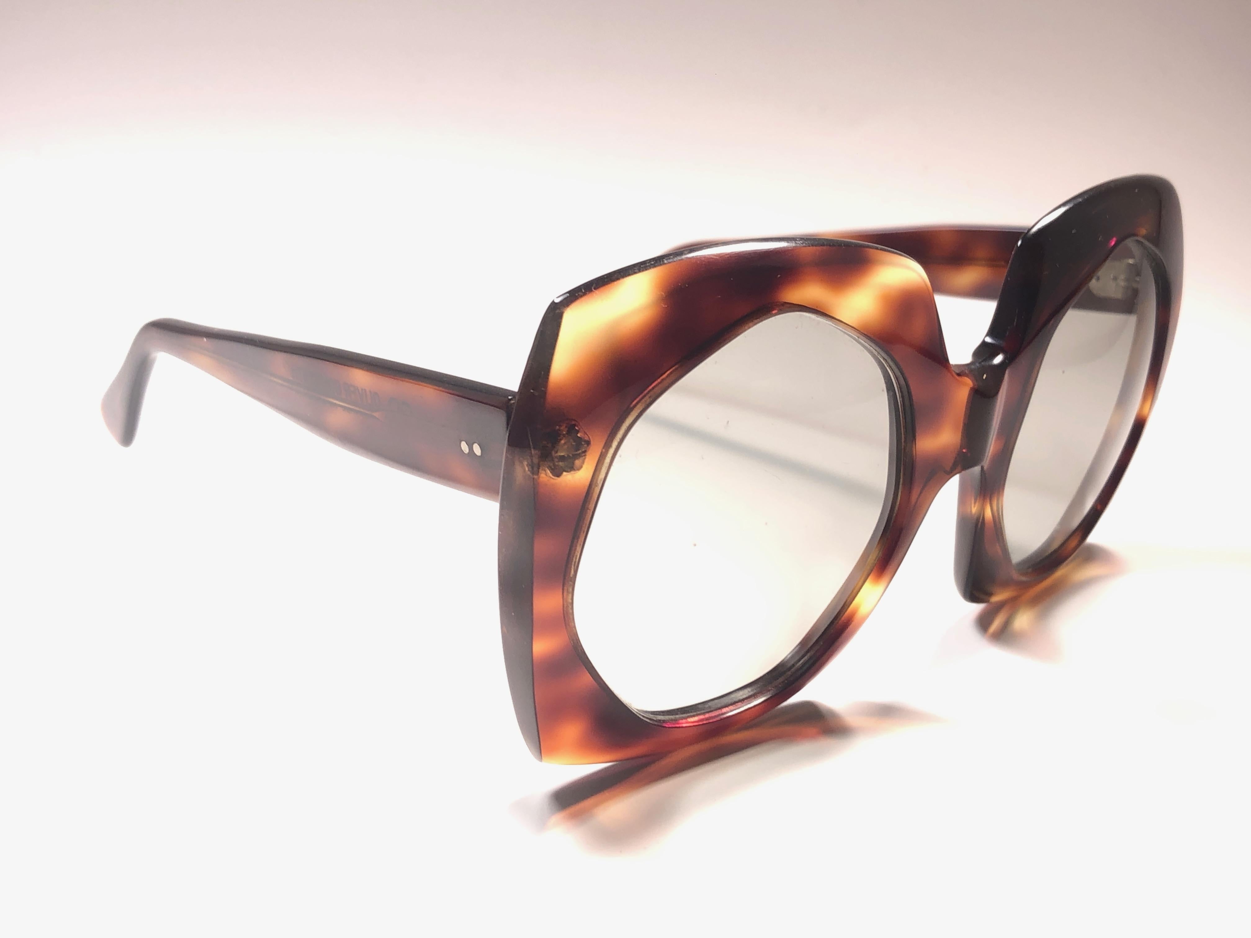 Superb & rare pair of Oliver Goldsmith sunglasses. Oversized tortoise frame holding a pair of brown gradient lenses.   

 This pair have minor sign of wear.

Handmade in England.