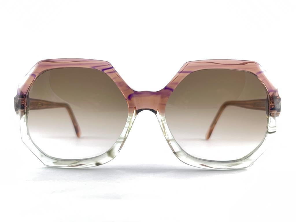 Oversized Ultrarare Translucent Robust Pair Of Oliver Goldsmith Sunglasses. 
Multicolour Marbled Patern Frame Holding A Pair Of Medium Gradient Lenses. 

This Pair May Have Minor Sign Of Wear Due To Storage.



Handmade In England.



Front         