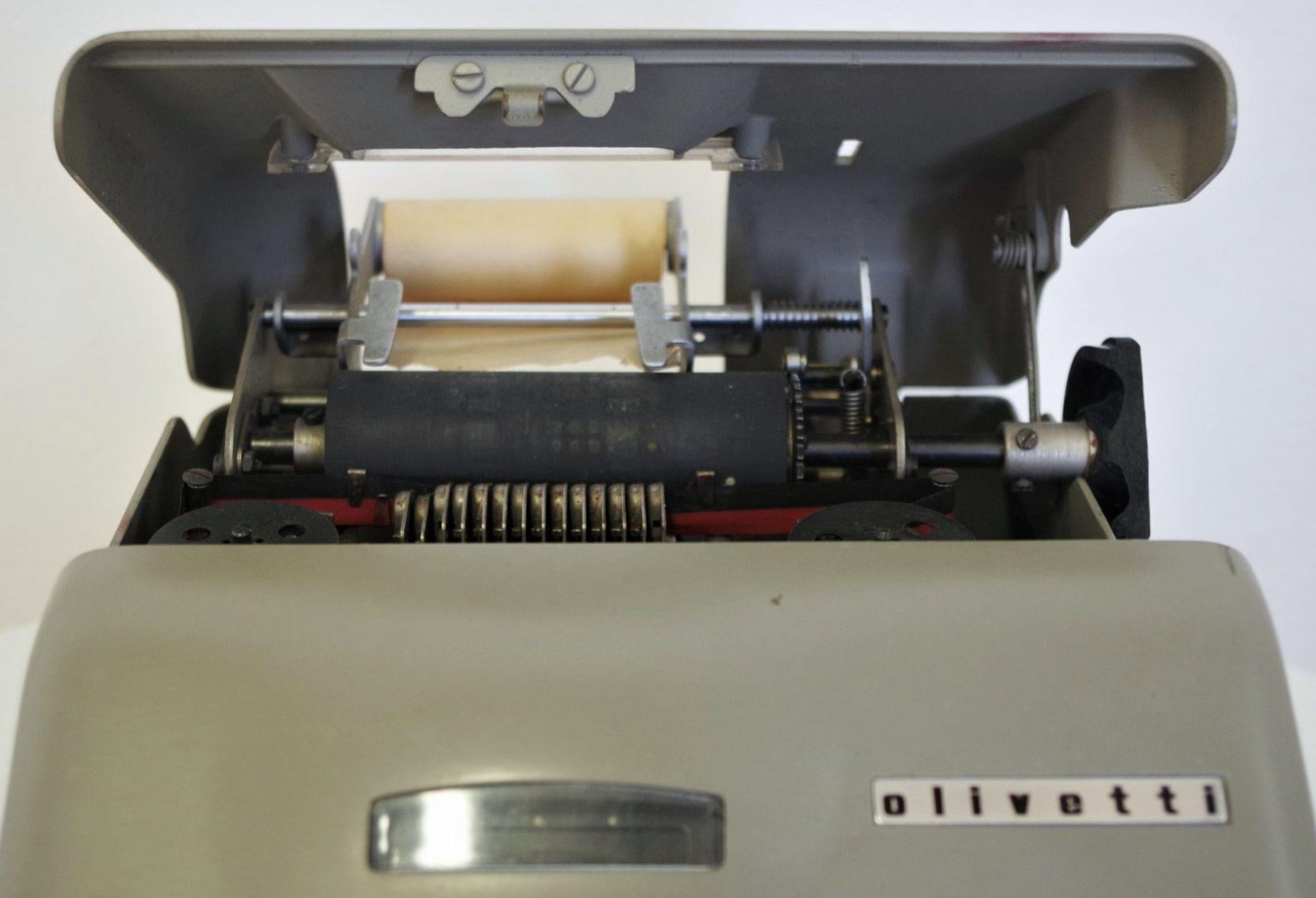 Calculadora vintage Olivetti Divisumma 14 - Obra maestra mecánica icónica de los años 40

Descubra una verdadera joya del diseño de mediados del siglo XX con esta auténtica calculadora Olivetti Divisumma 14 de la década de 1940. Fabricada en Italia,