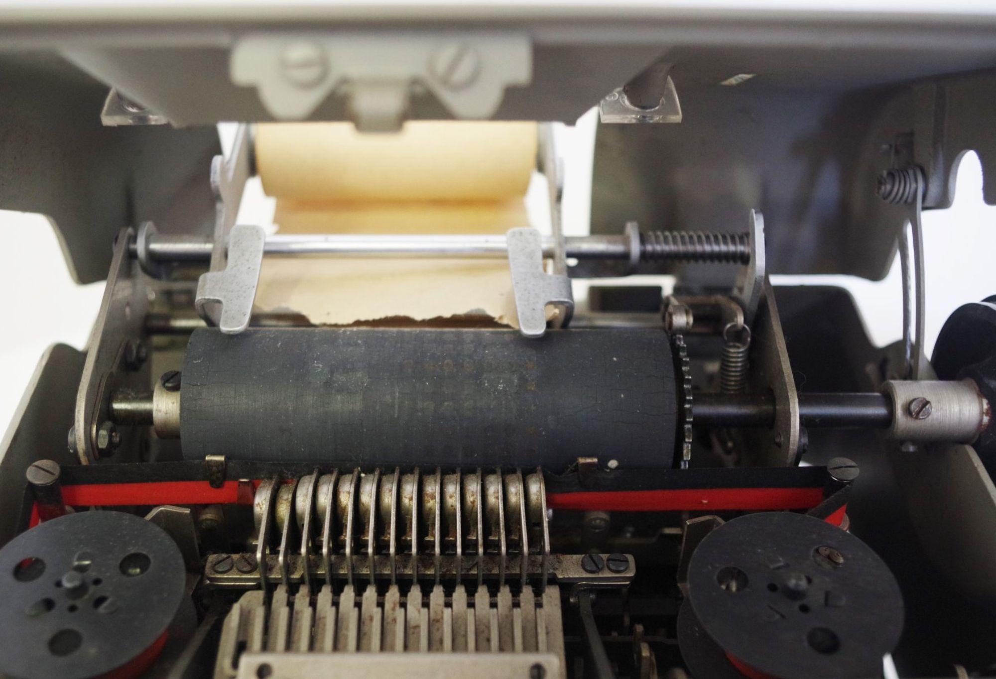 Calculadora vintage Olivetti Divisumma 14 - Obra maestra mecánica icónica de los años 40 Mid-20th Century en venta