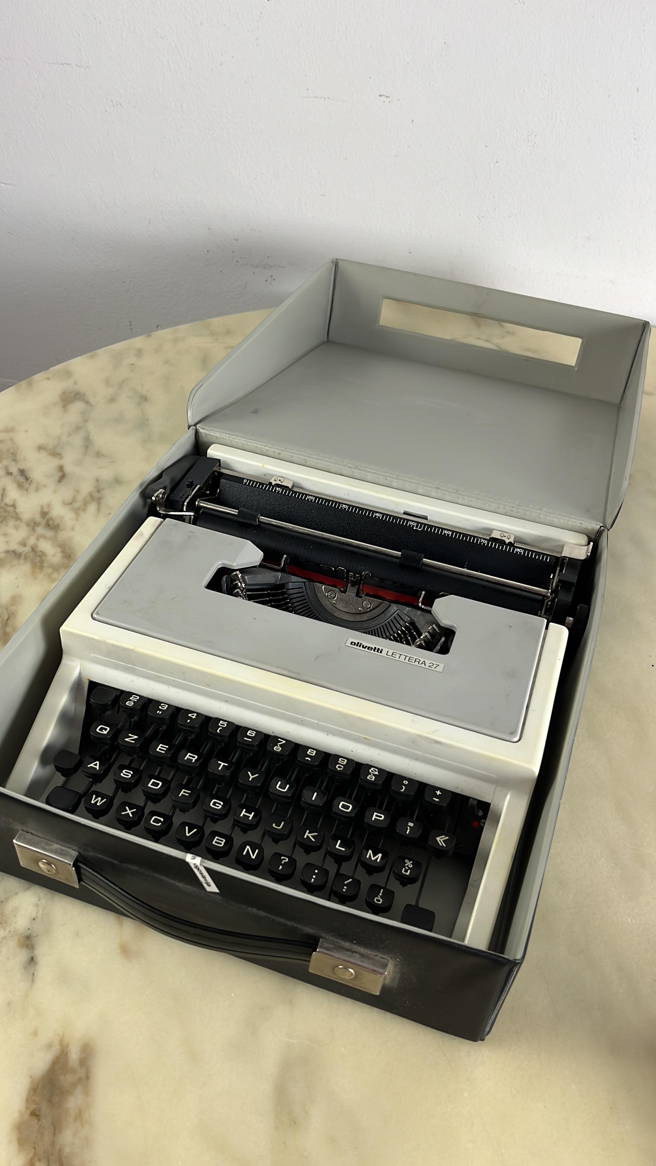 Vintage Olivetti Portable Typewriter Model Lettera 27 For Sale 4