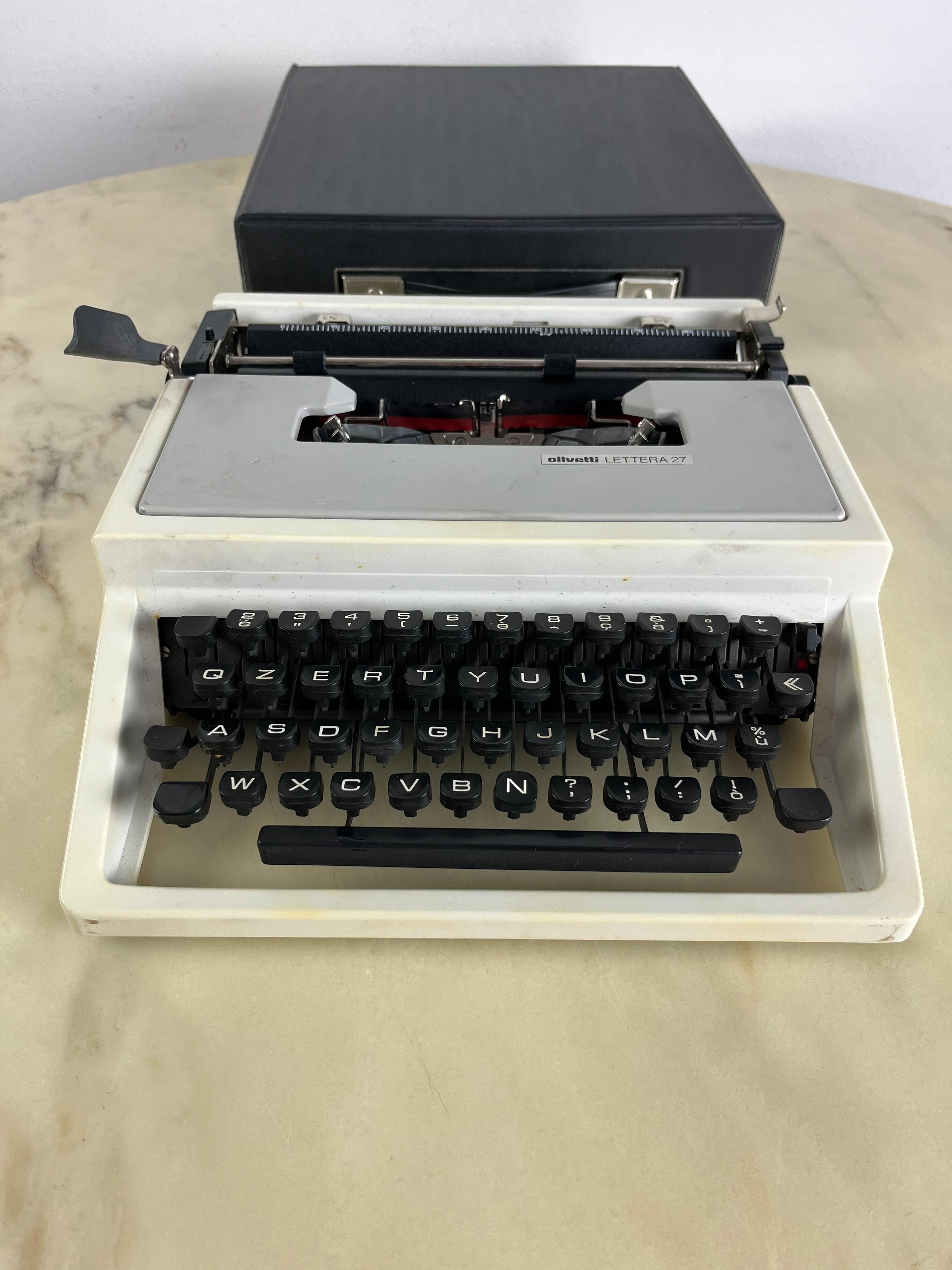 Olivetti portable typewriter model Lettera 27.
Intact and functional, equipped with transport cover.
Good condition.