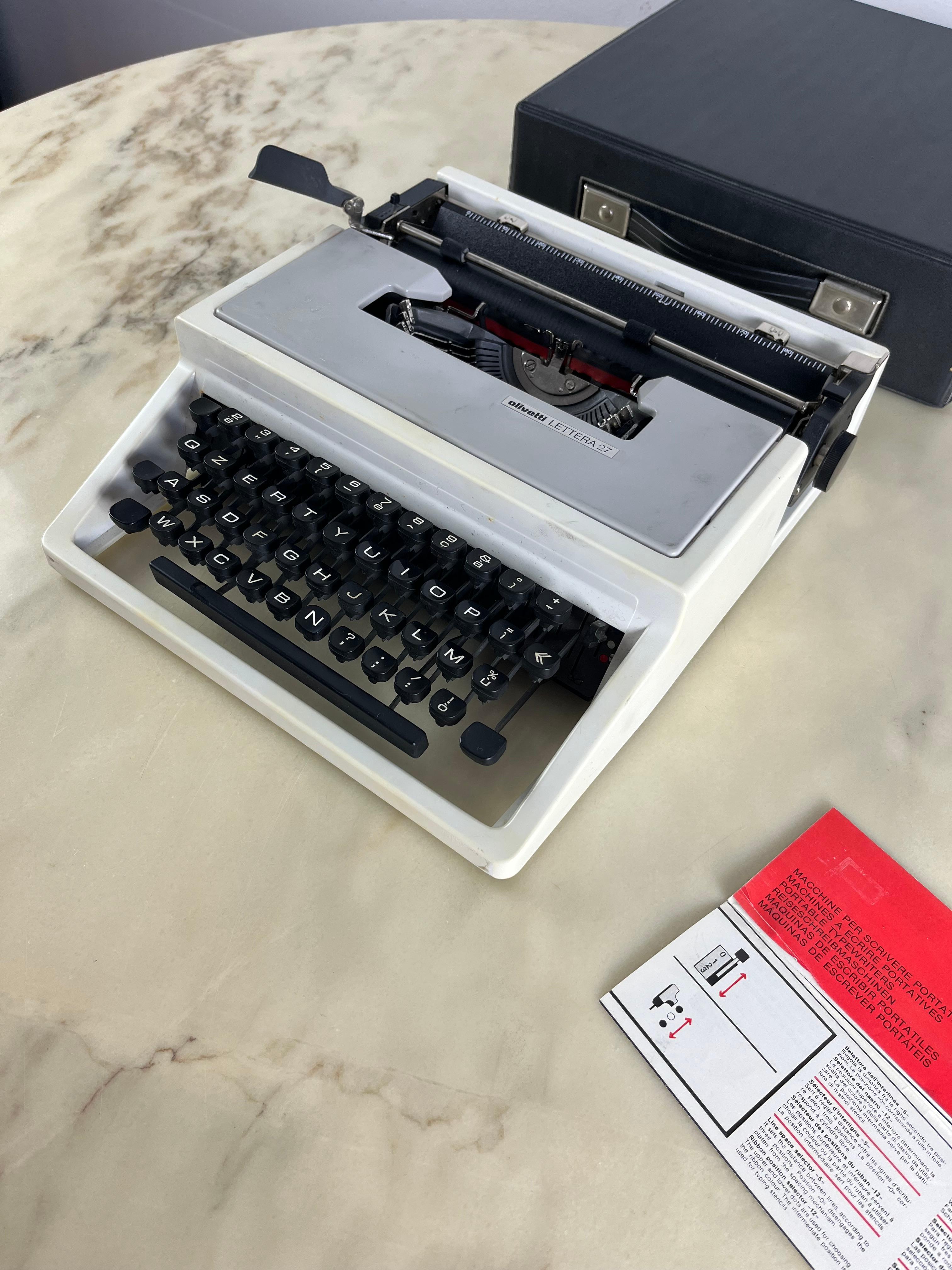 Vintage Olivetti Portable Typewriter Model Lettera 27 In Good Condition For Sale In Palermo, IT
