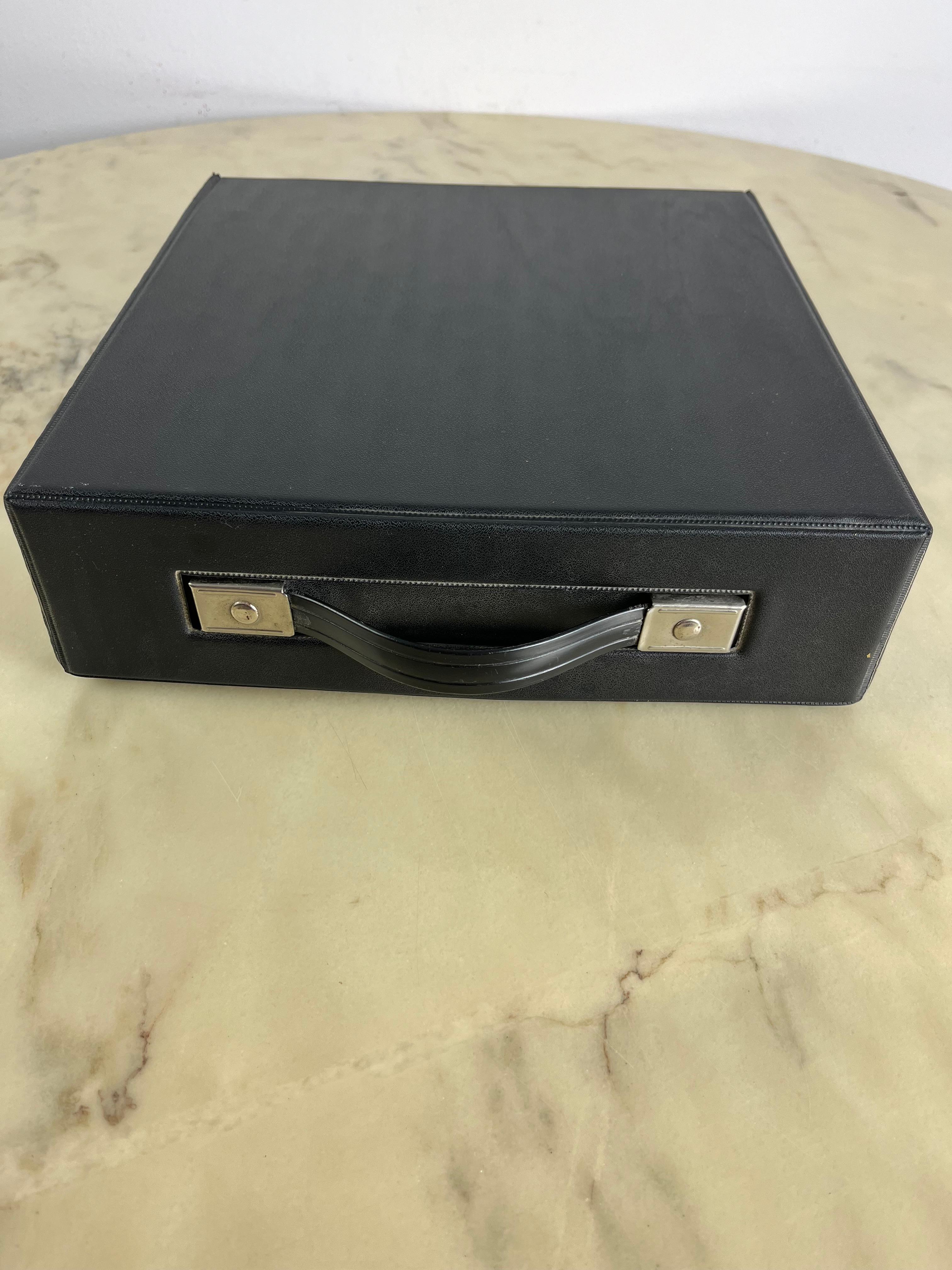 Macchina da scrivere portatile Olivetti d'epoca Modello Lettera 27 In condizioni buone in vendita a Palermo, IT