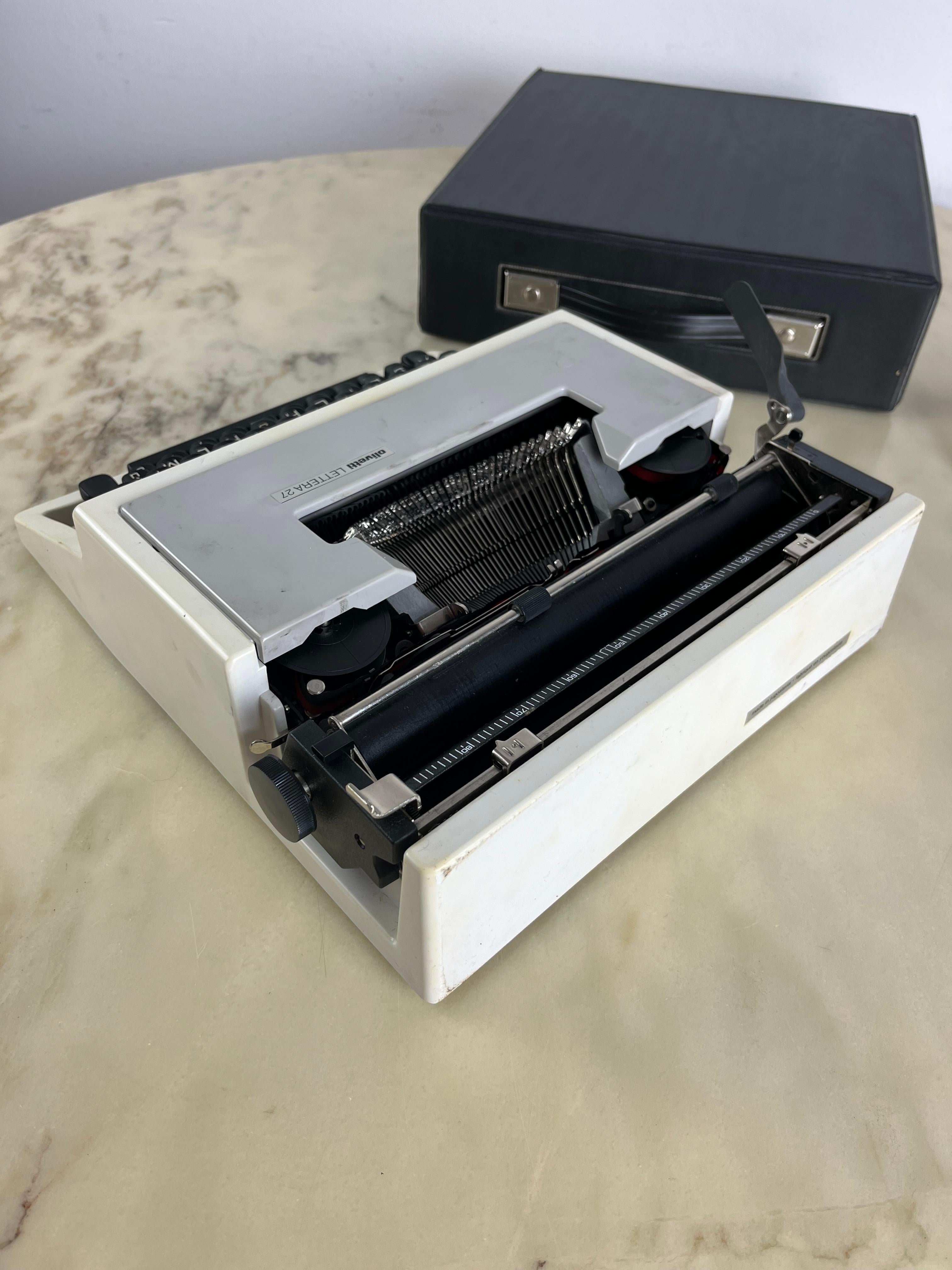 Fine XX secolo Macchina da scrivere portatile Olivetti d'epoca Modello Lettera 27 in vendita