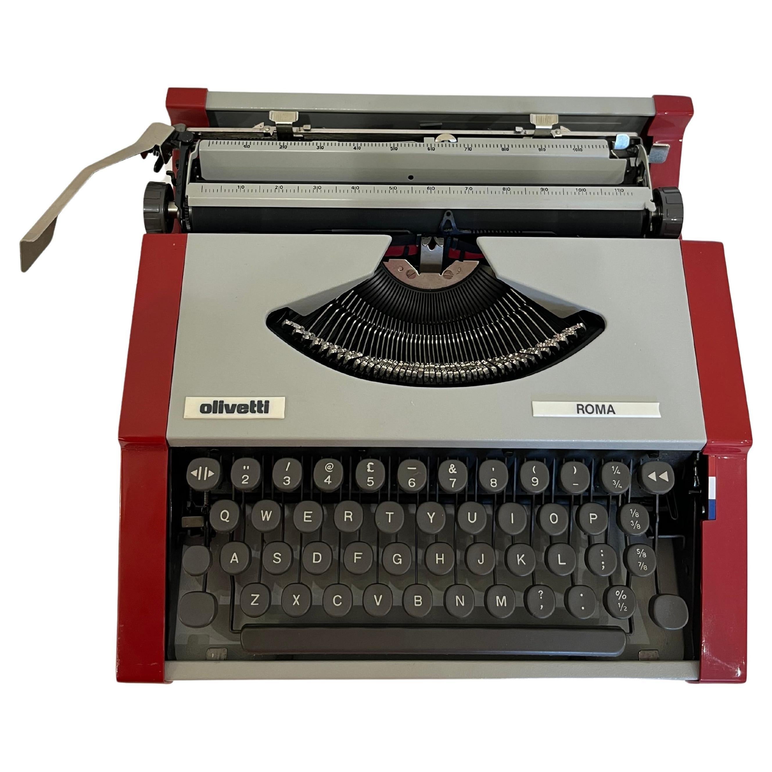 Machine à écrire portable Olivetti modèle Roma 1984
Produite, comme la Lettera 82, dans l'usine brésilienne d'Olivetti.
Intacte et fonctionnelle, équipée d'une housse de transport.

Caractéristiques : Machine à écrire manuelle portable.
Clavier : 42