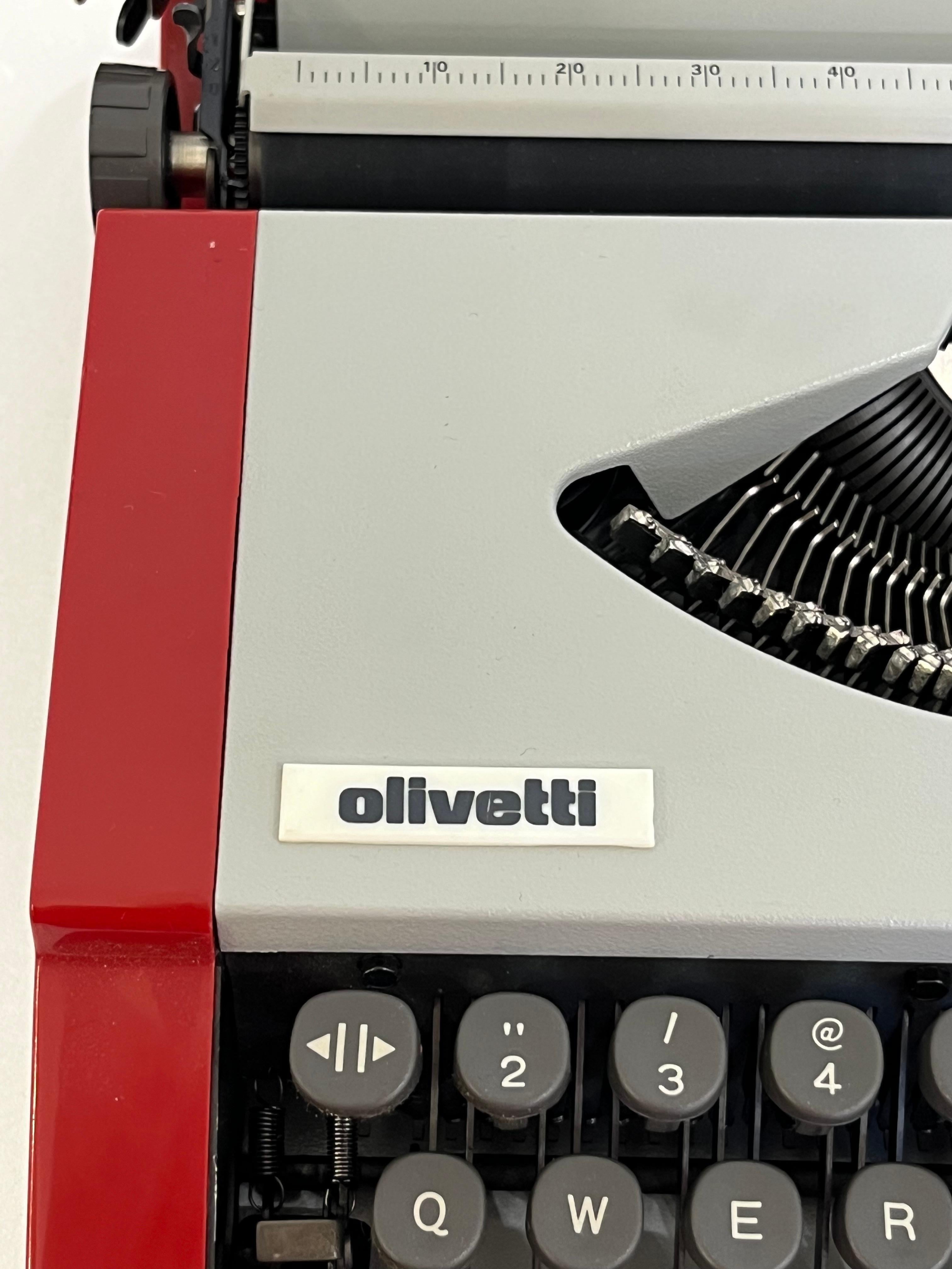 Brésilien Vintage Olivetti Portable Typewriter Modèle Roma 1984 en vente