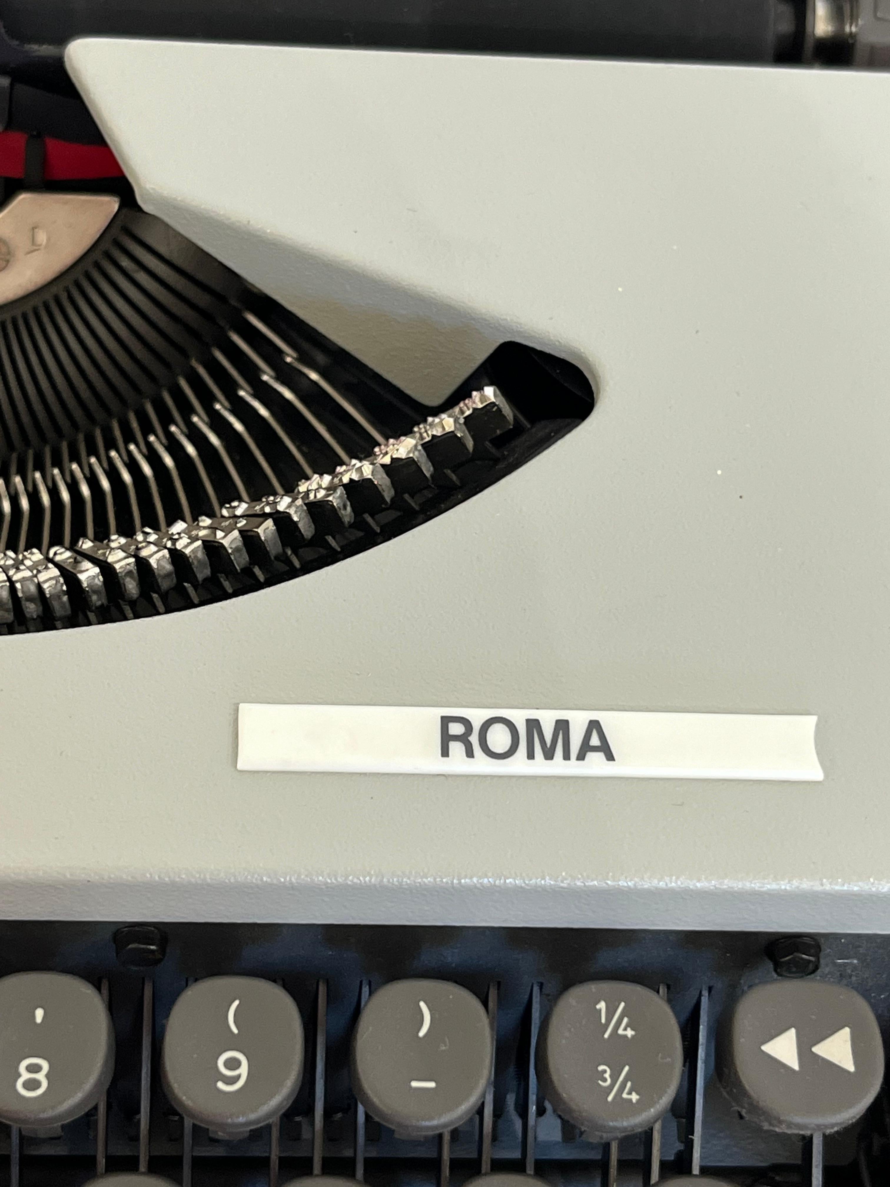 Vintage Olivetti Portable Typewriter Model Roma 1984 In Good Condition For Sale In Palermo, IT