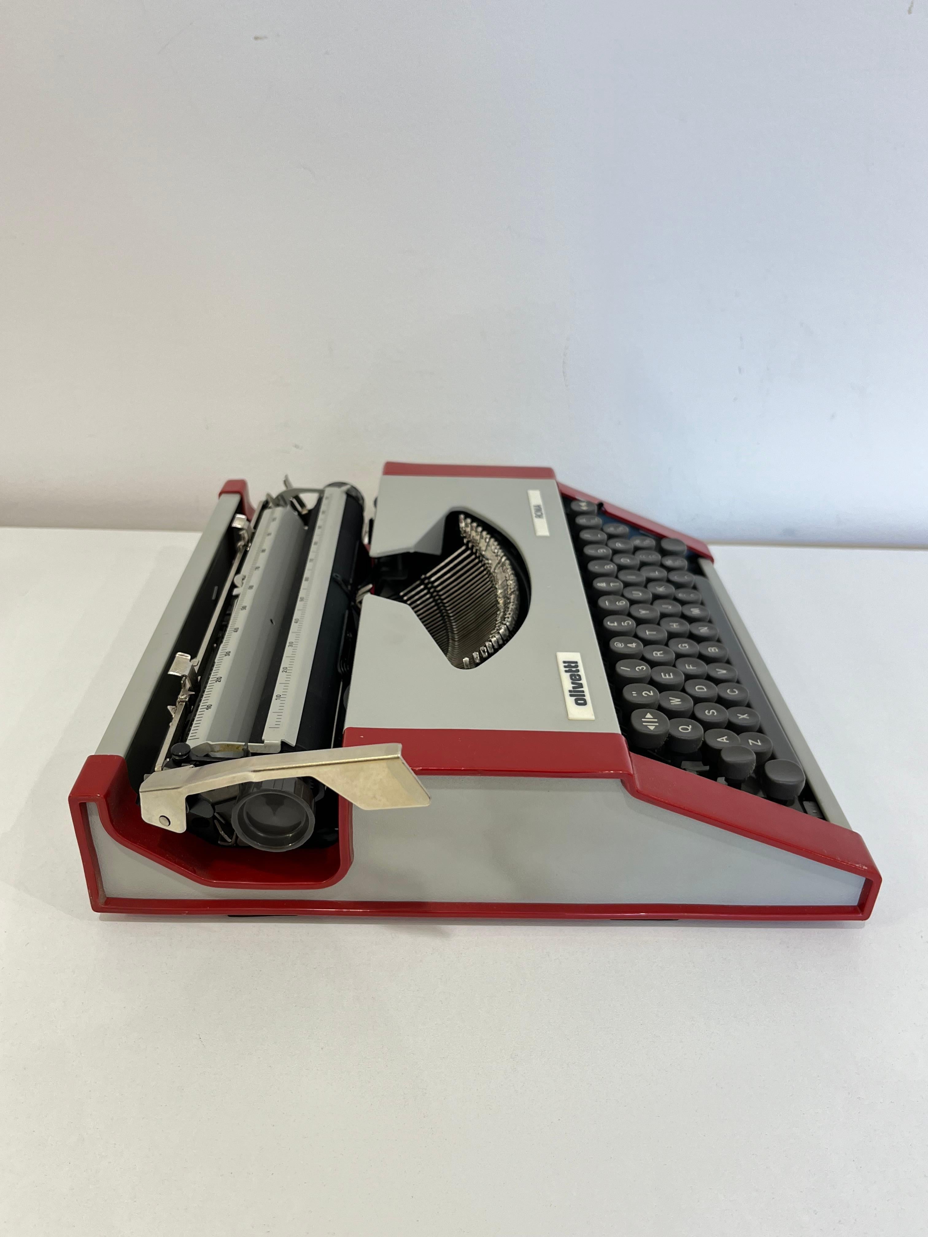 Vintage Olivetti Portable Typewriter Model Roma 1984 In Good Condition For Sale In Palermo, IT