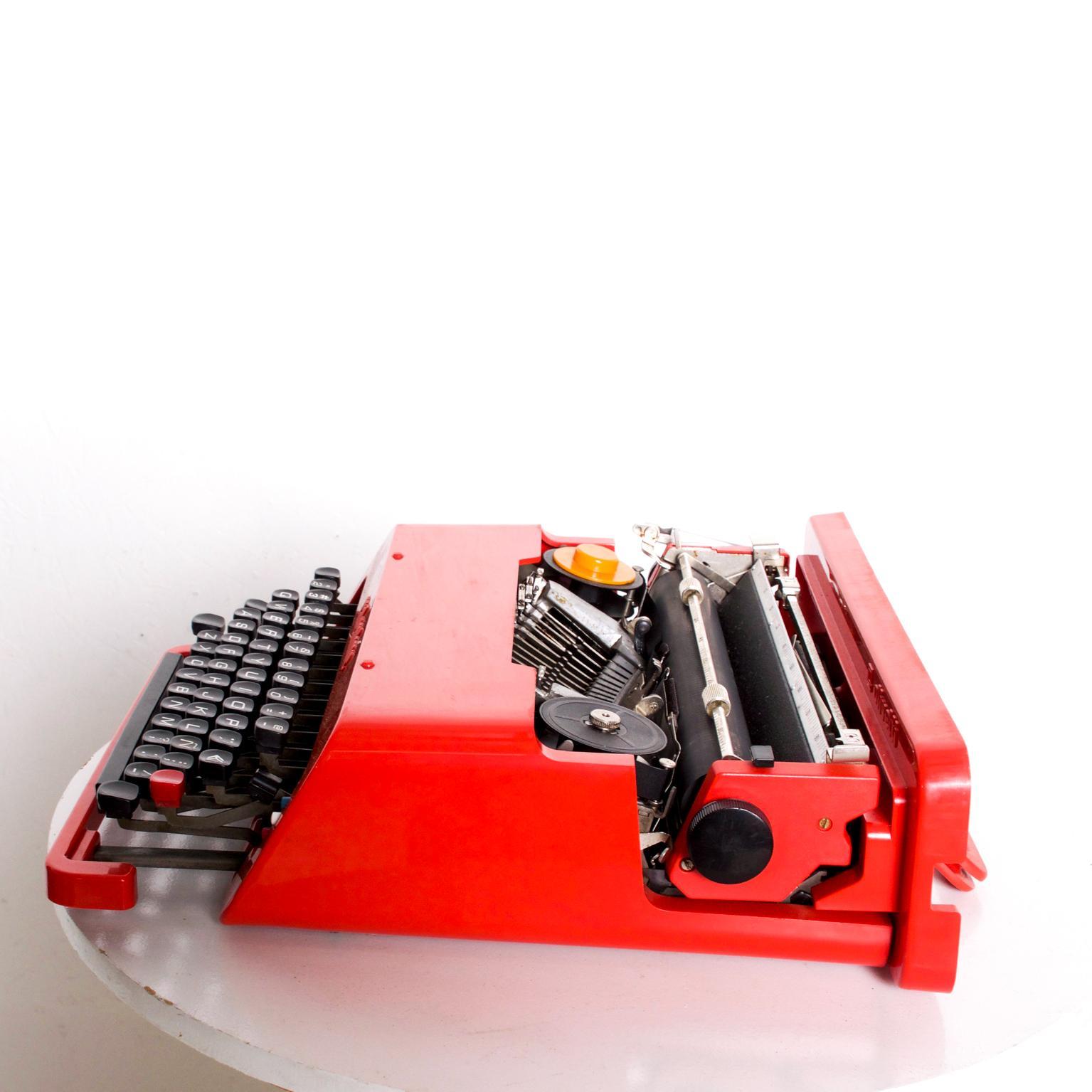 Vintage Olivetti RED Valentine Typewriter by Ettore Sottsass Memphis In Good Condition In Chula Vista, CA