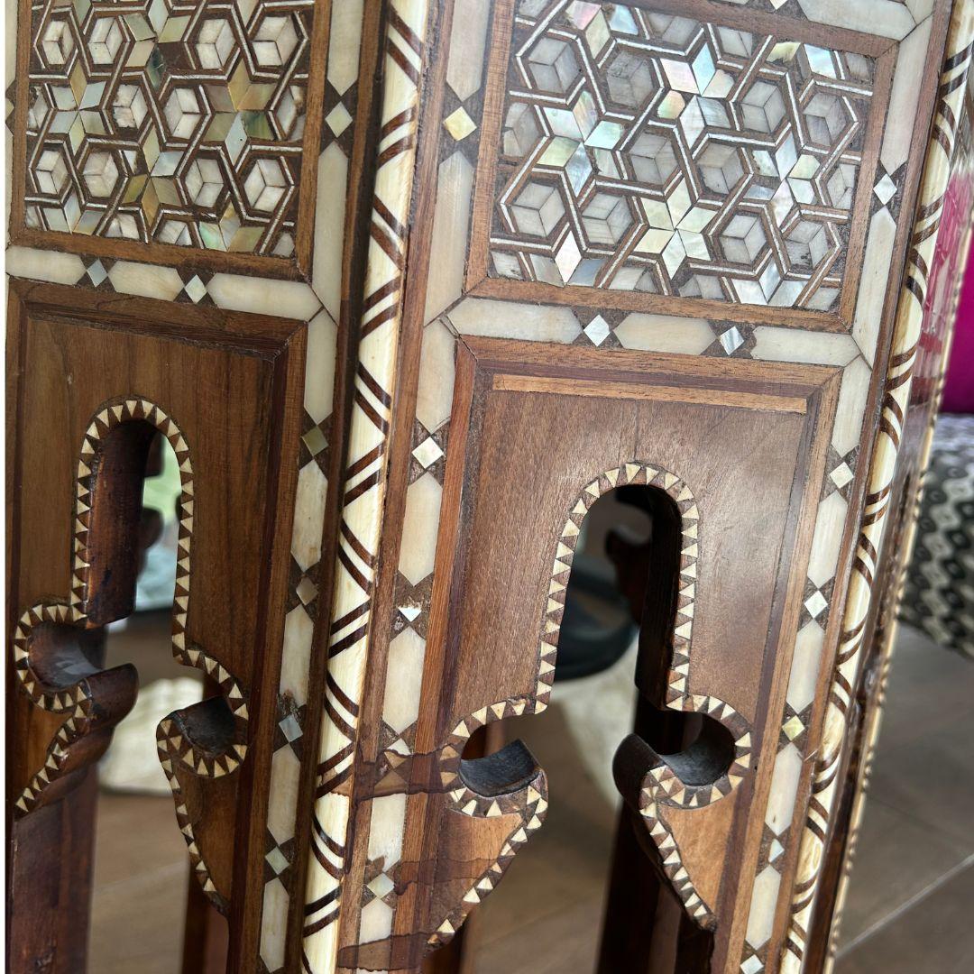 Mauresque Table à thé marocaine vintage des années 1930 en bois d'olivier, nacre et os en vente