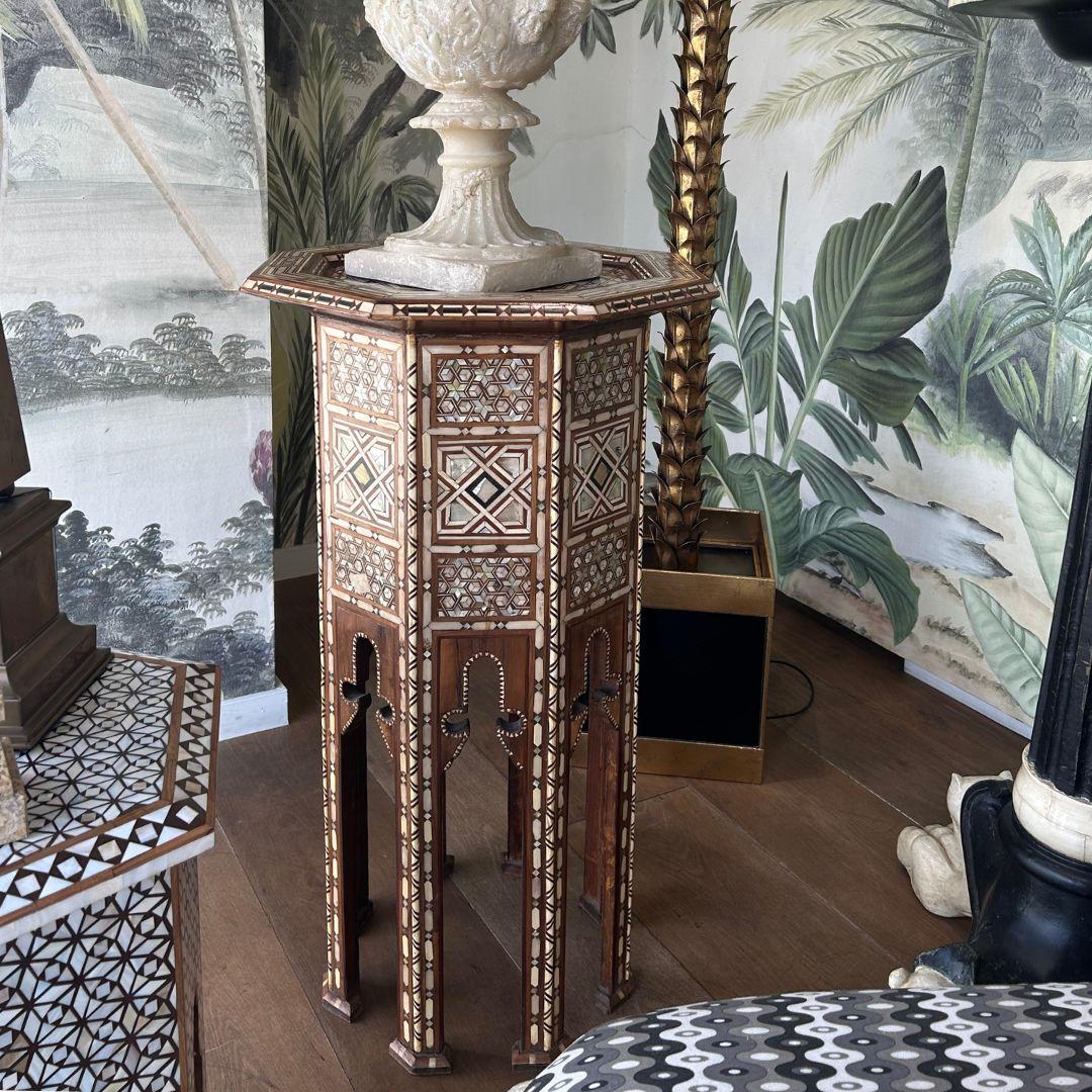 Table à thé marocaine vintage des années 1930 en bois d'olivier, nacre et os

Une table à thé marocaine magnifiquement fabriquée à la main dans les années 1930, avec des incrustations géométriques complexes de nacre, d'os et de bois ébonisé dans un