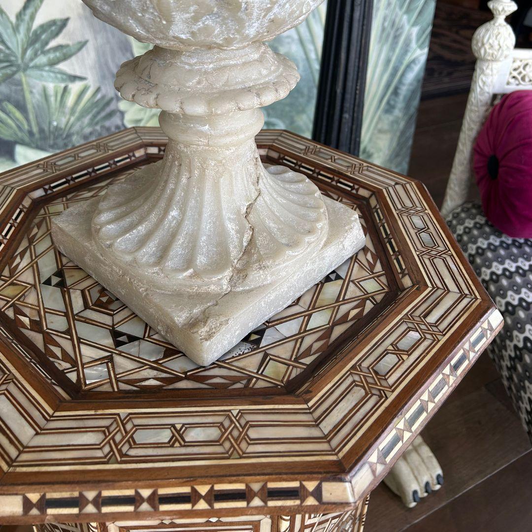 Incrusté Table à thé marocaine vintage des années 1930 en bois d'olivier, nacre et os en vente