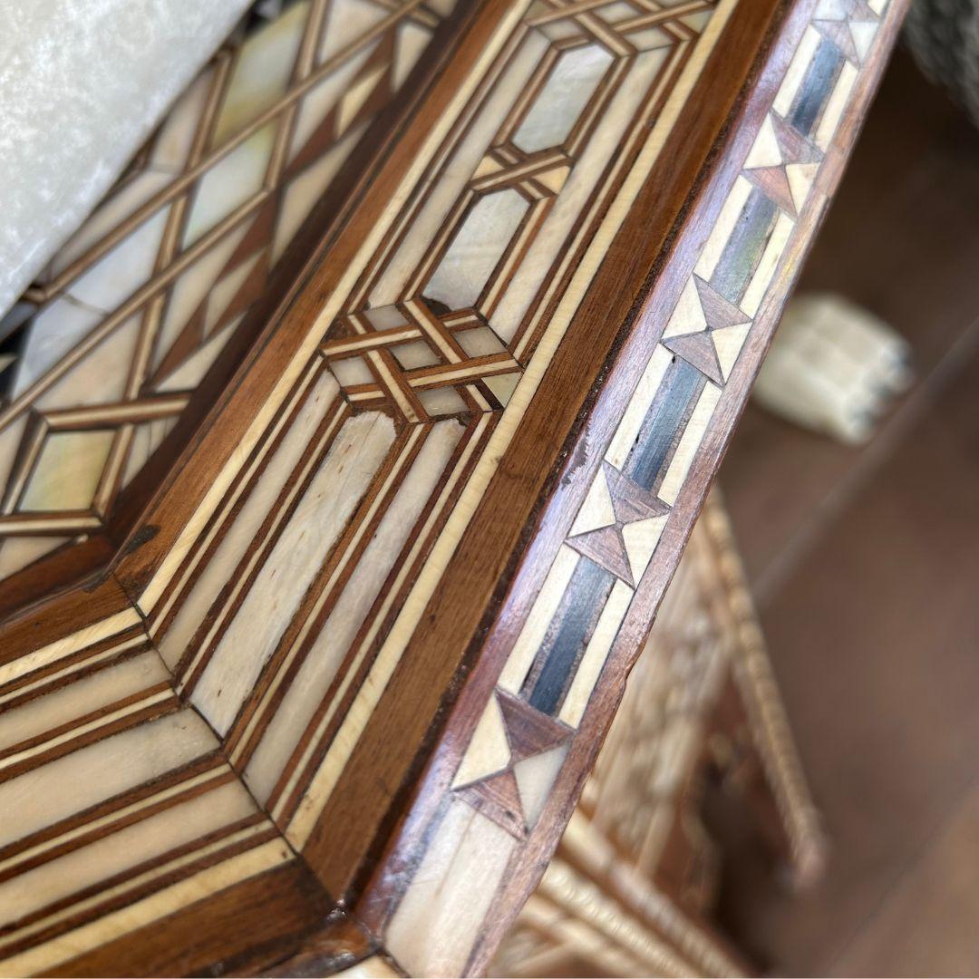 Table à thé marocaine vintage des années 1930 en bois d'olivier, nacre et os Excellent état - En vente à West Hollywood, CA