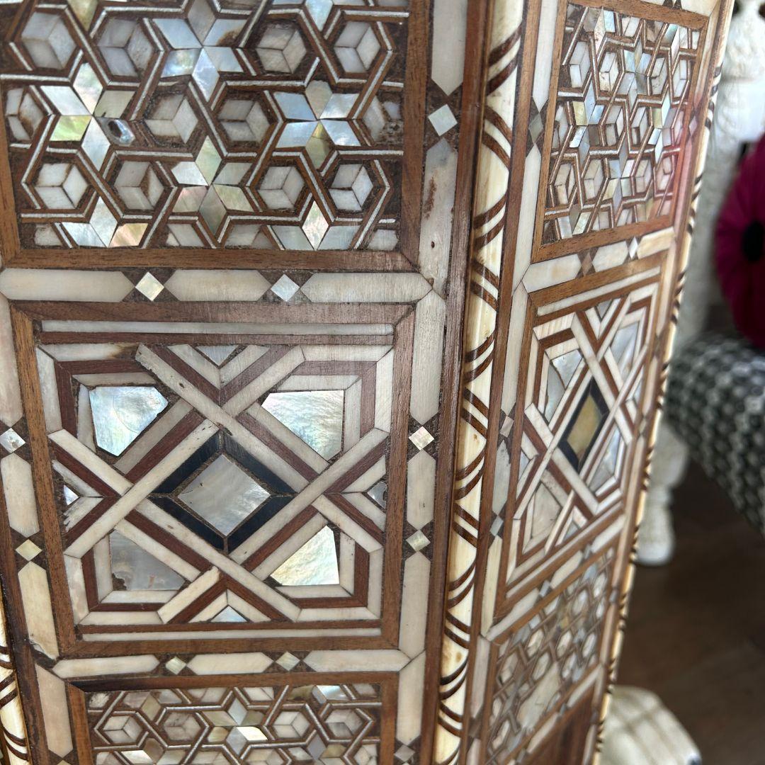 20ième siècle Table à thé marocaine vintage des années 1930 en bois d'olivier, nacre et os en vente