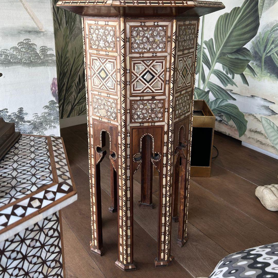 Bois tendre Table à thé marocaine vintage des années 1930 en bois d'olivier, nacre et os en vente