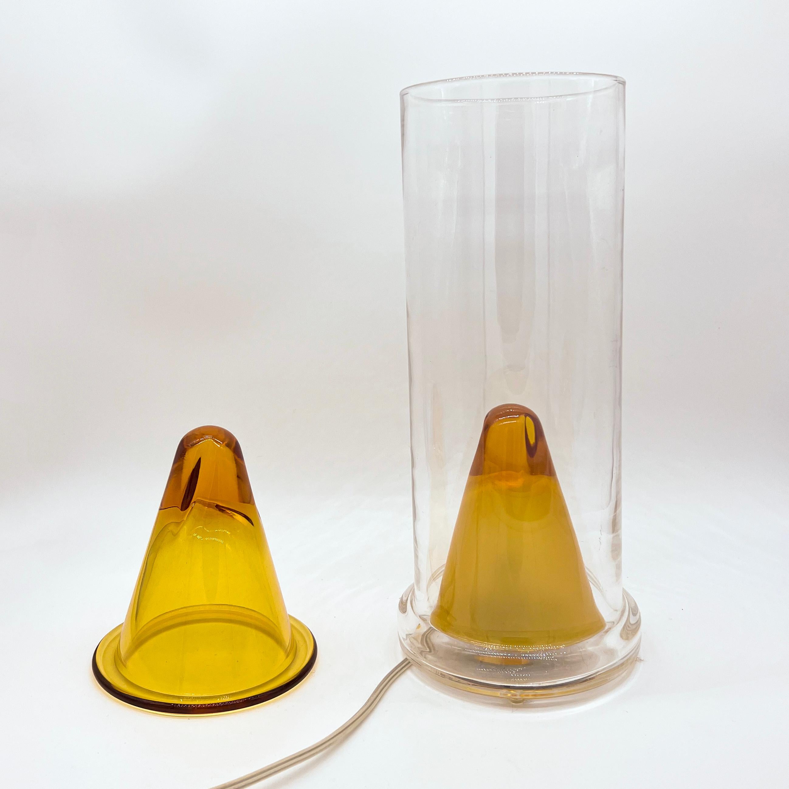 Italiano Lampada da tavolo vintage Oluce Nerolia in vetro trasparente e arancione, design italiano in vendita