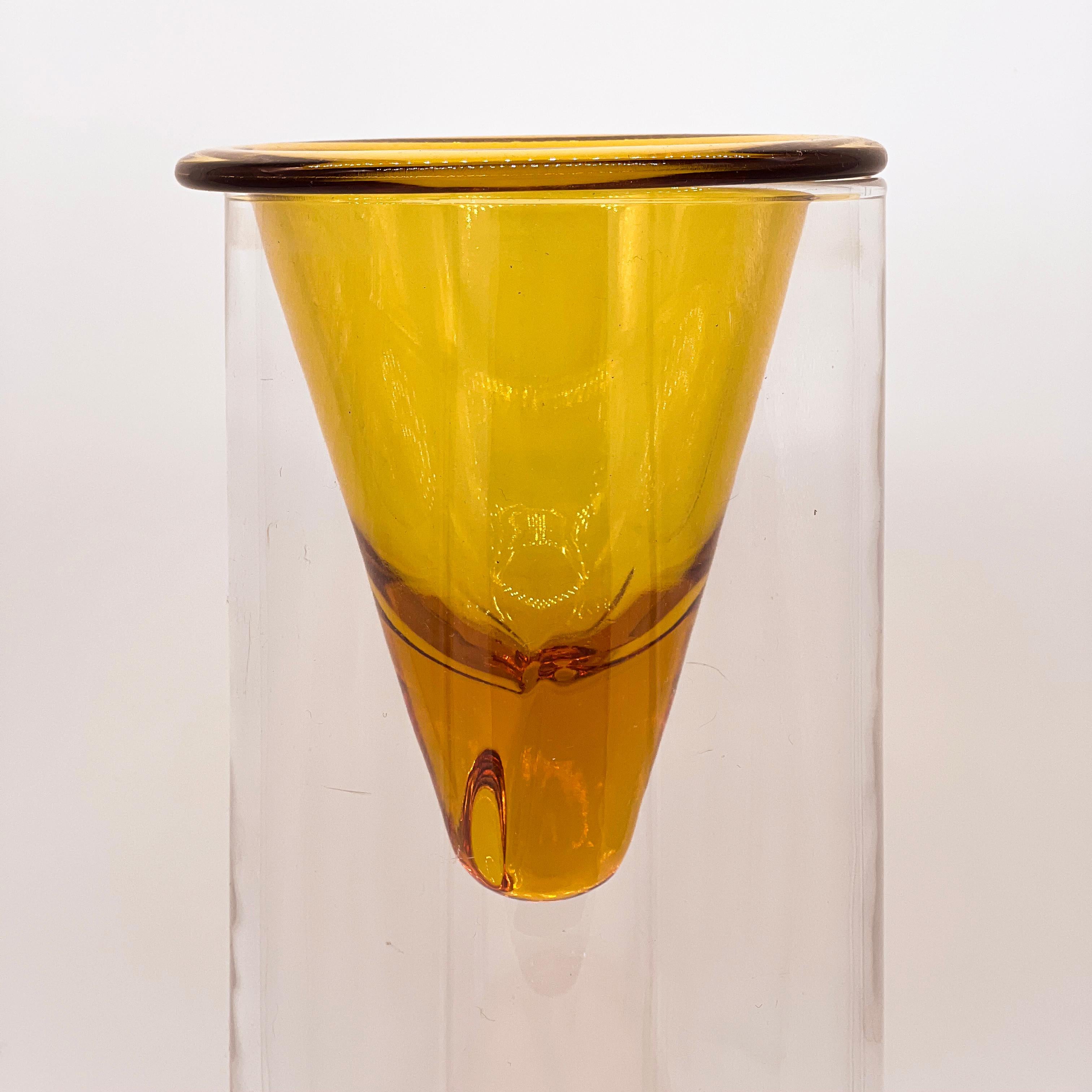 Lampada da tavolo vintage Oluce Nerolia in vetro trasparente e arancione, design italiano In condizioni buone in vendita a Milano, IT