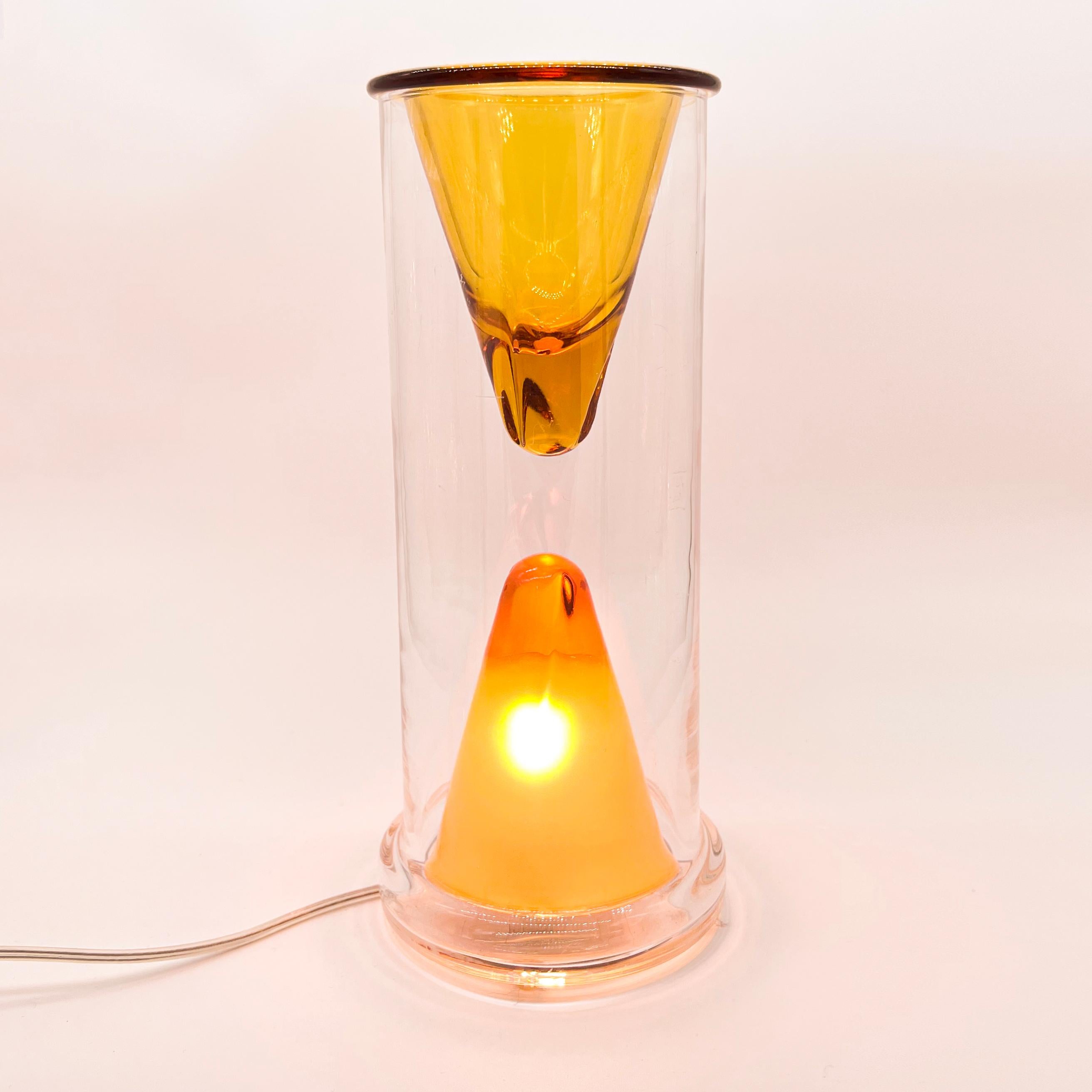 Lampe de bureau vintage Oluce Nerolia en verre transparent et orange, design italien en vente 1
