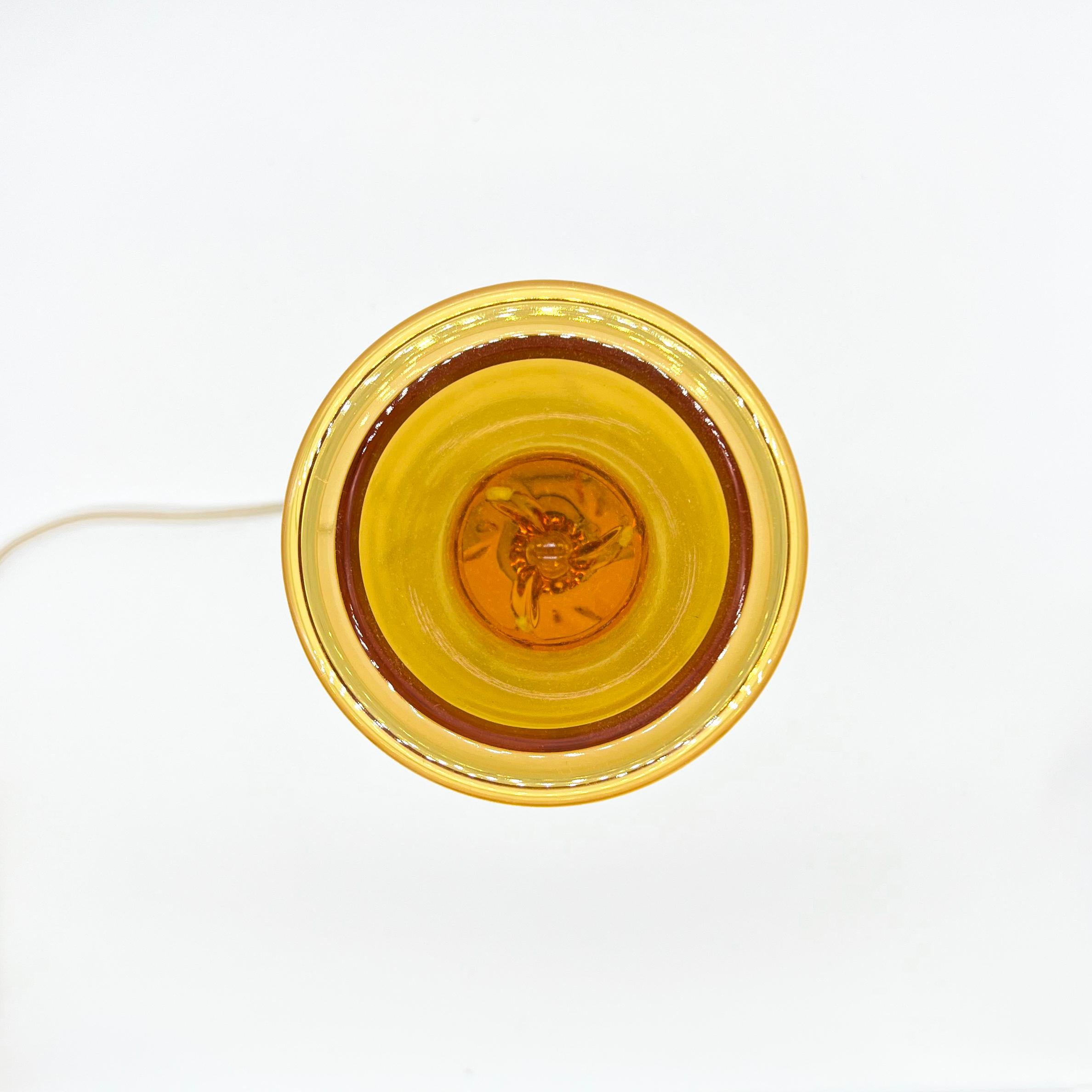 Vetro Lampada da tavolo vintage Oluce Nerolia in vetro trasparente e arancione, design italiano in vendita