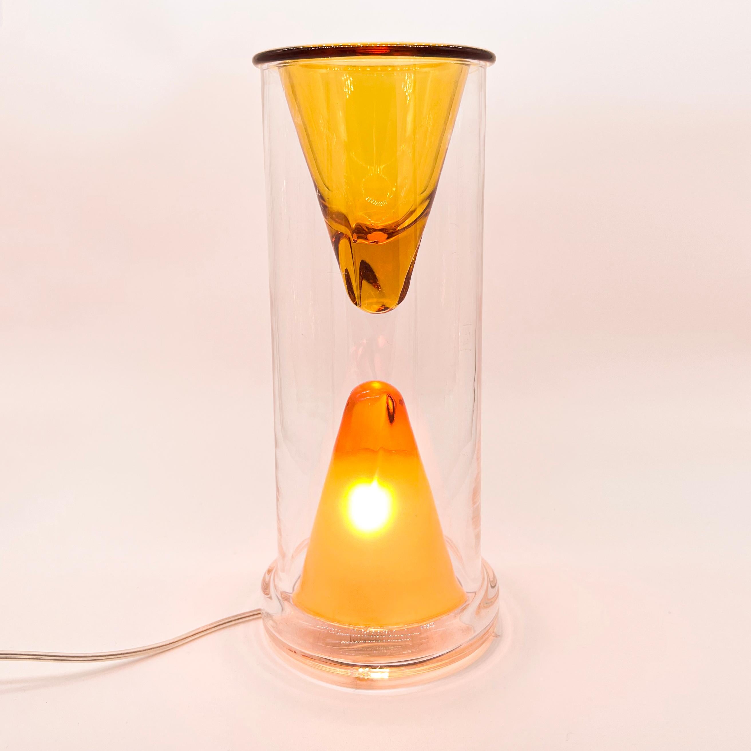 Lampada da tavolo vintage Oluce Nerolia in vetro trasparente e arancione, design italiano in vendita 1
