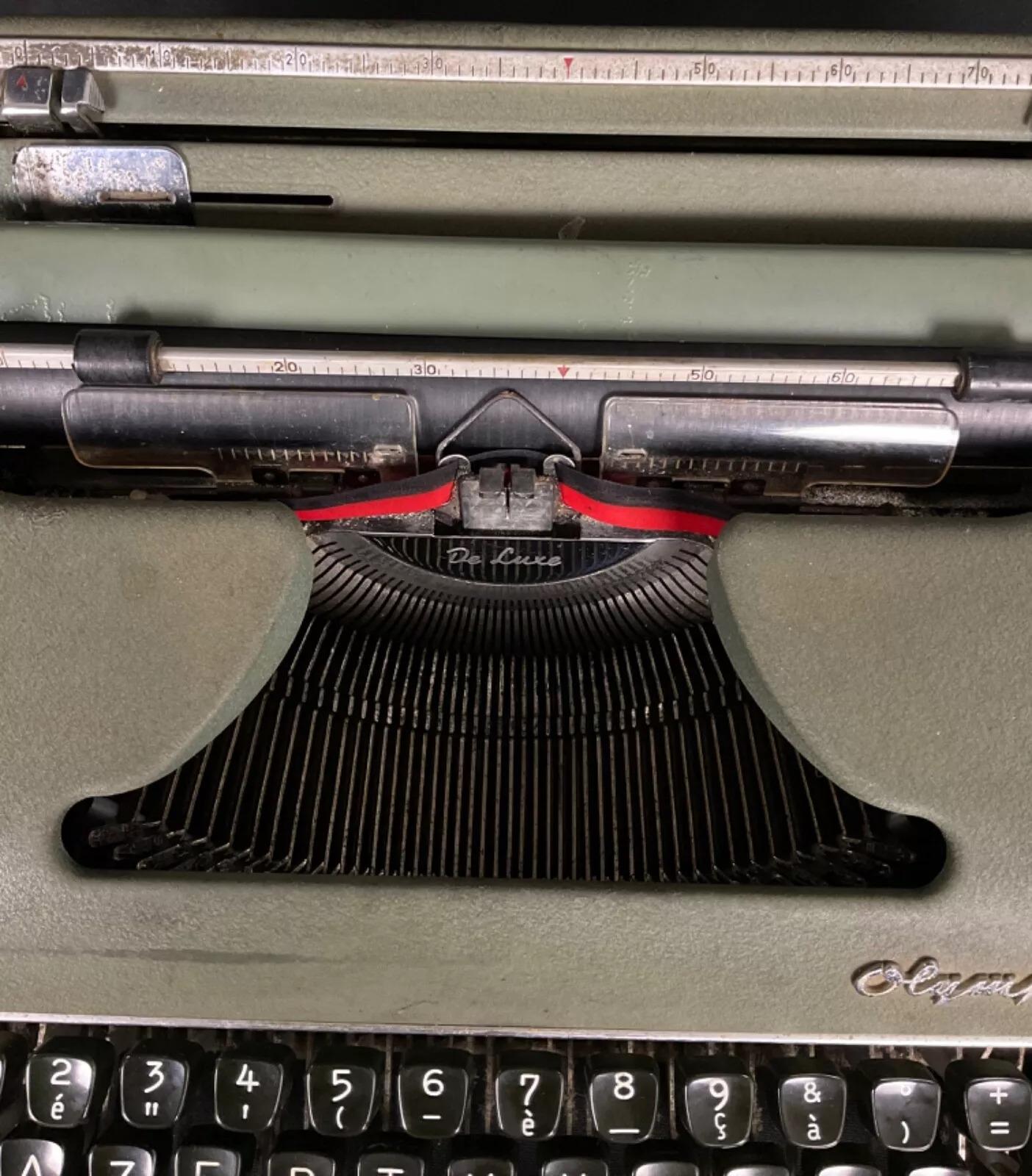 Diese alte Olympia SM3 Schreibmaschine aus dem Jahr 1953 ist ein schönes Beispiel für deutsche Technik aus der Mitte des Jahrhunderts. Es wird in Wilhelmshaven hergestellt und verfügt über ein AZERTY-Tastaturlayout, das perfekt für