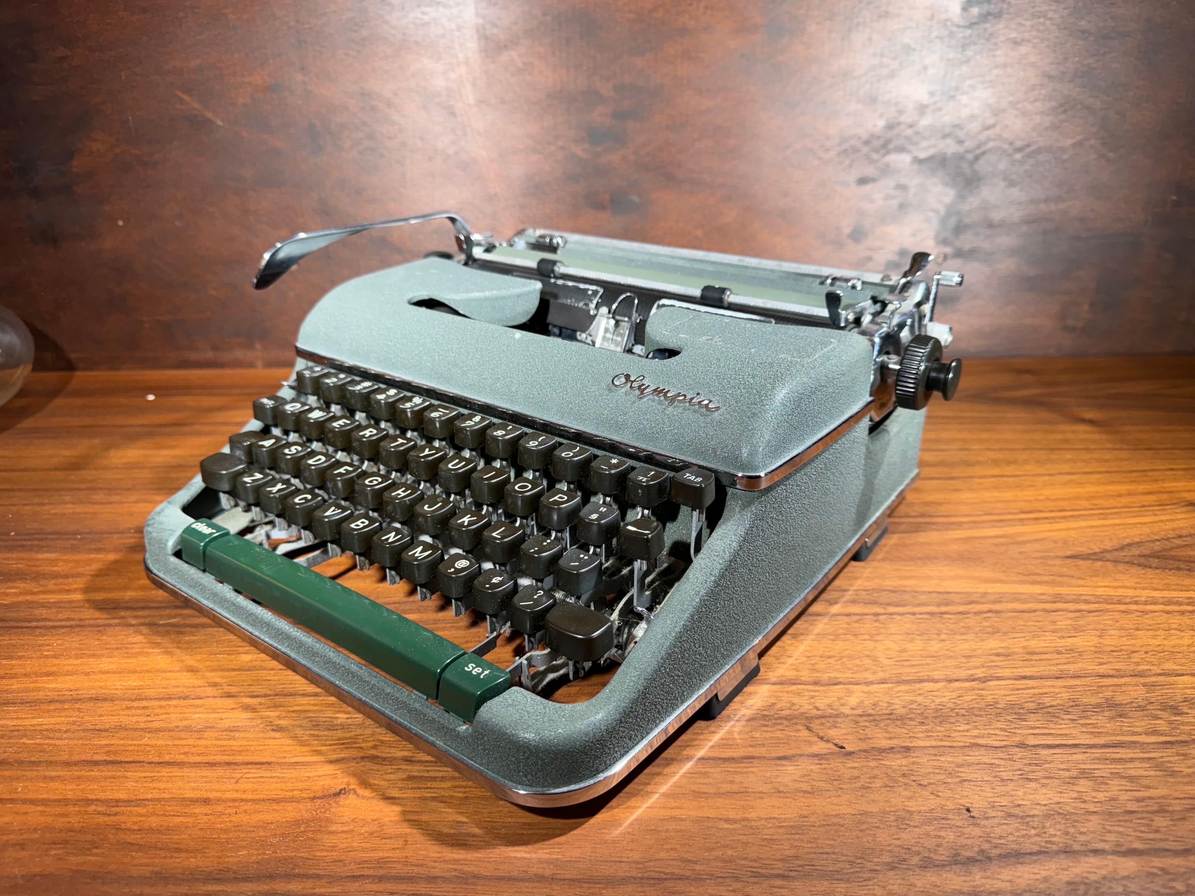 Vintage Olympia SM4  Portable Typewriter, Made In West Germany  In Good Condition In San Carlos, CA