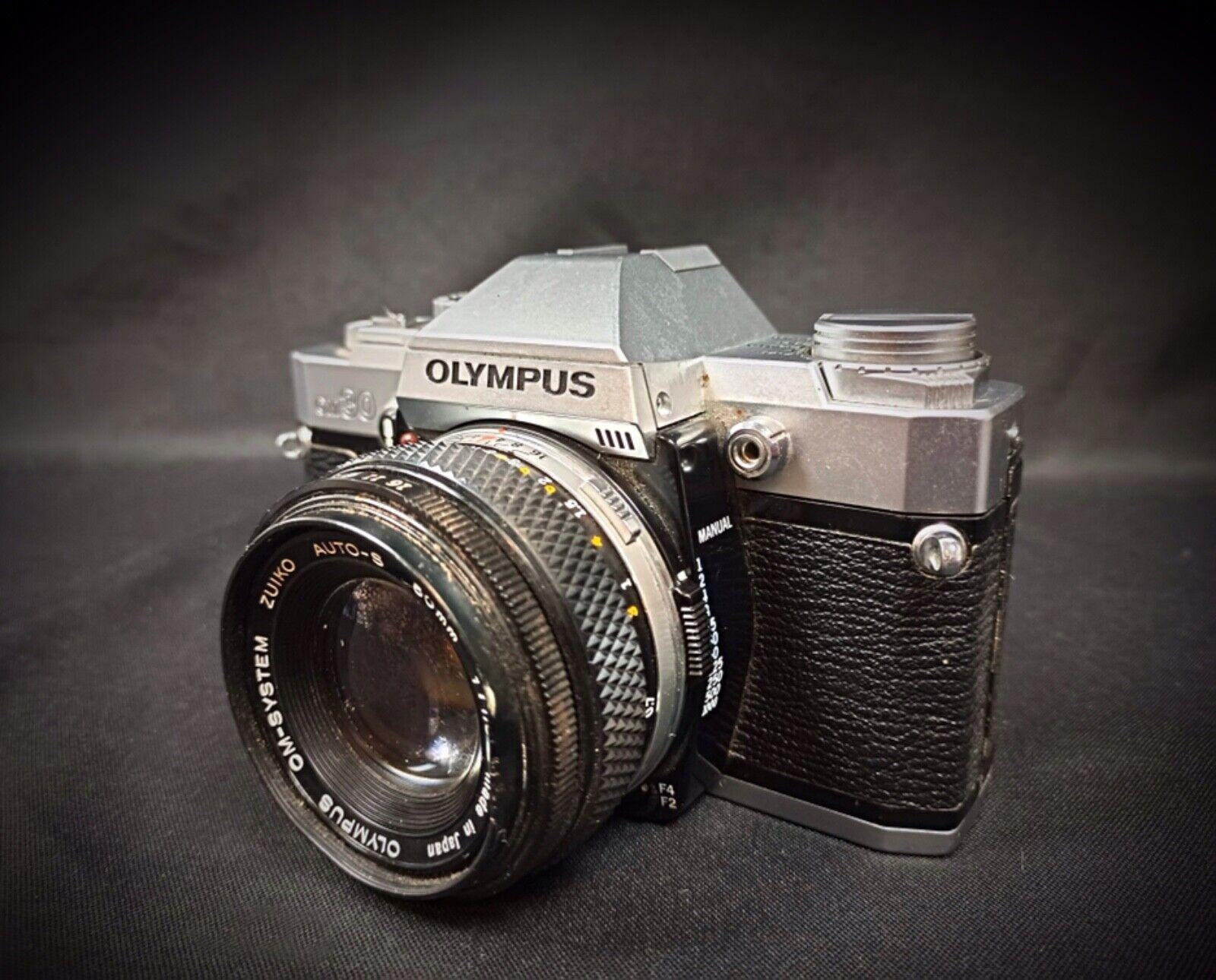 Captura la nostalgia de la fotografía analógica con esta cámara Olympus OM System vintage, que incluye un objetivo Zuiko 50 mm 1:1,8. Esta cámara clásica es un complemento perfecto para coleccionistas o entusiastas de la fotografía que aprecian la