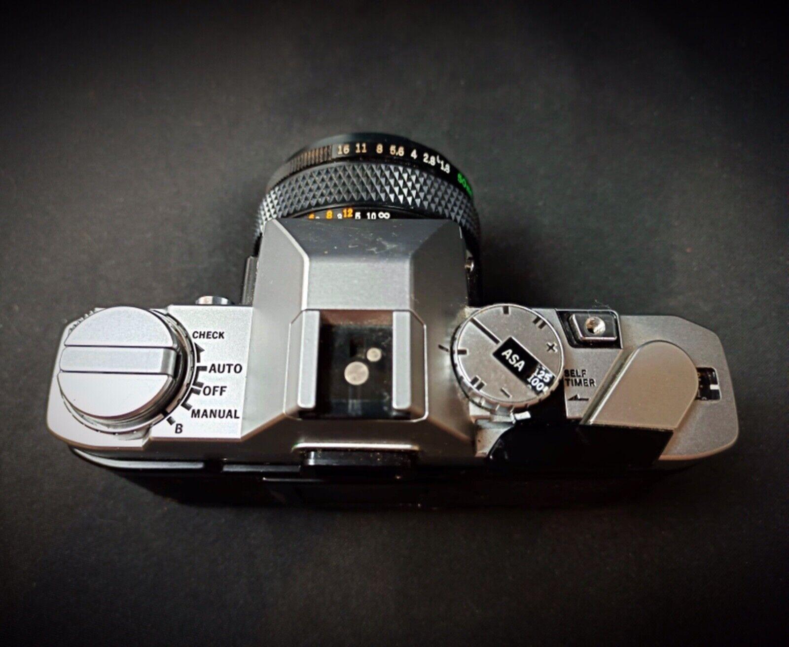 Cámara Olympus OM Vintage con objetivo Zuiko 50 mm 1:1,8 - 2Y211 siglo XX
