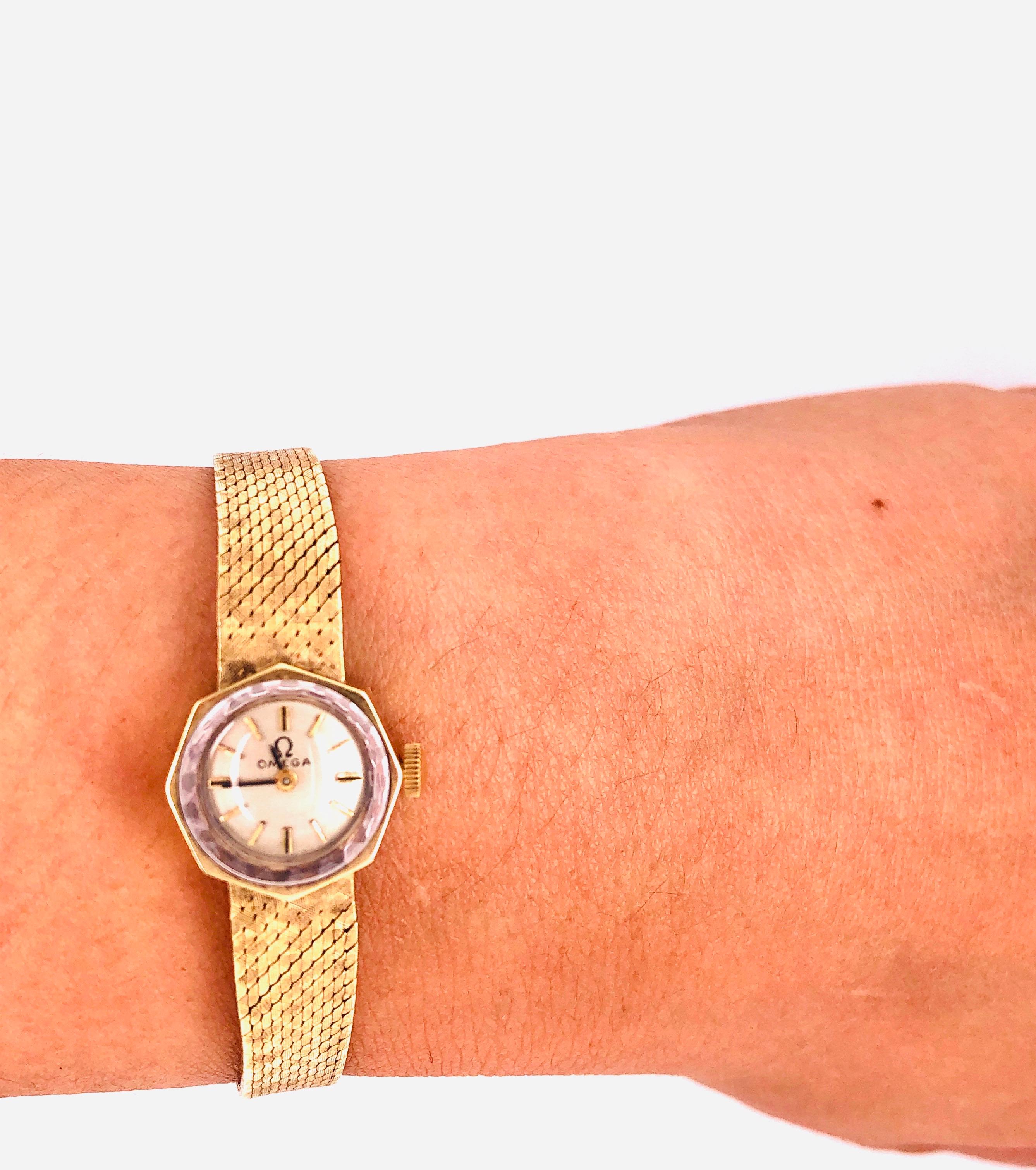 Vintage Omega 14 KT Ladies Watch 18.2 grammes Without Works. 17 Jewell ayant un bracelet en maille de 6.5 pouces. Le cadran de la montre lui-même a un diamètre d'un demi-pouce. 
Omega SA est un fabricant suisse de montres de luxe basé à Biel/Bienne,
