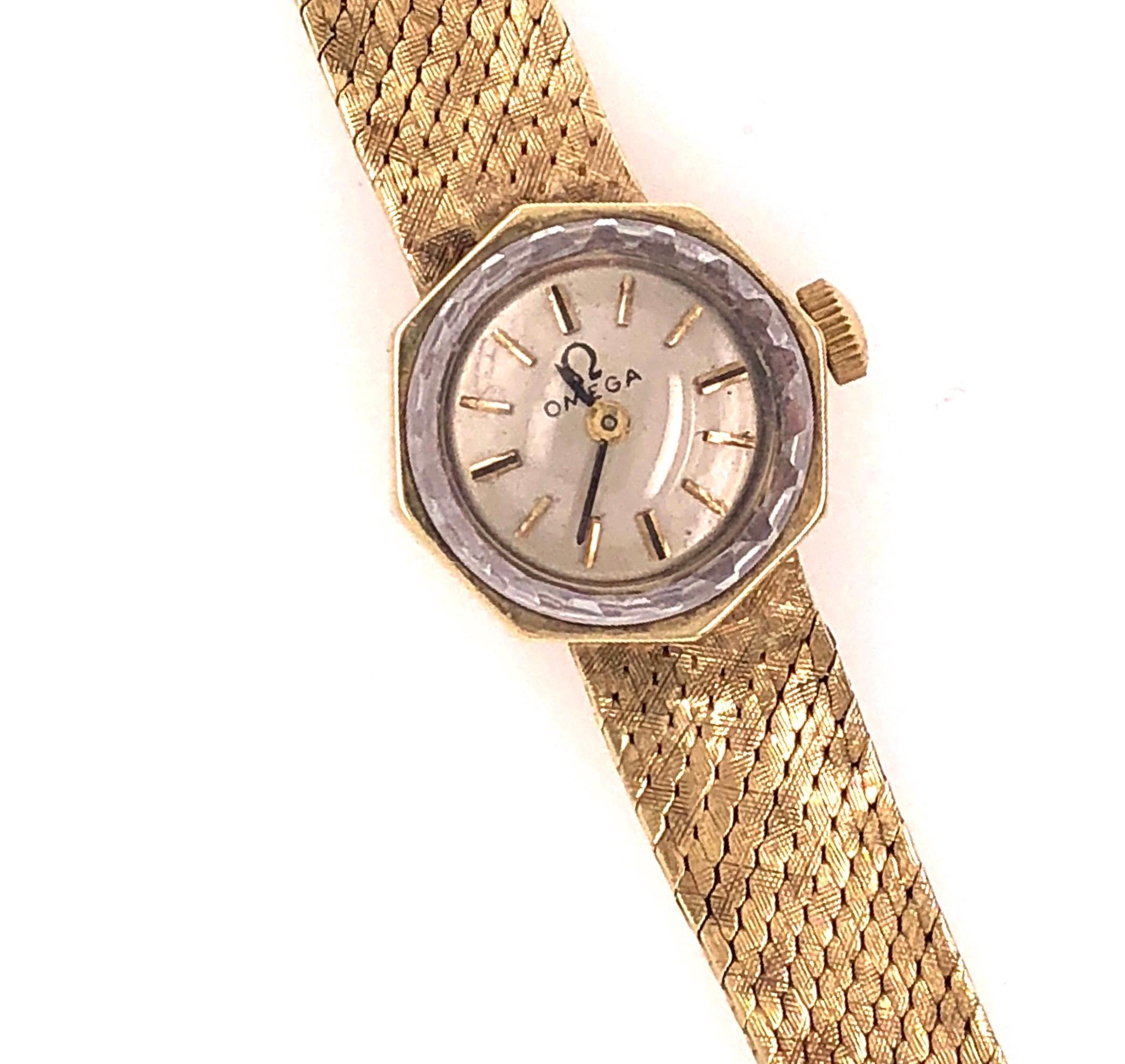 Omega 14 Karat Ladies Wristwatch 18.2 Grams Without Works, 17 Jewels en vente 1
