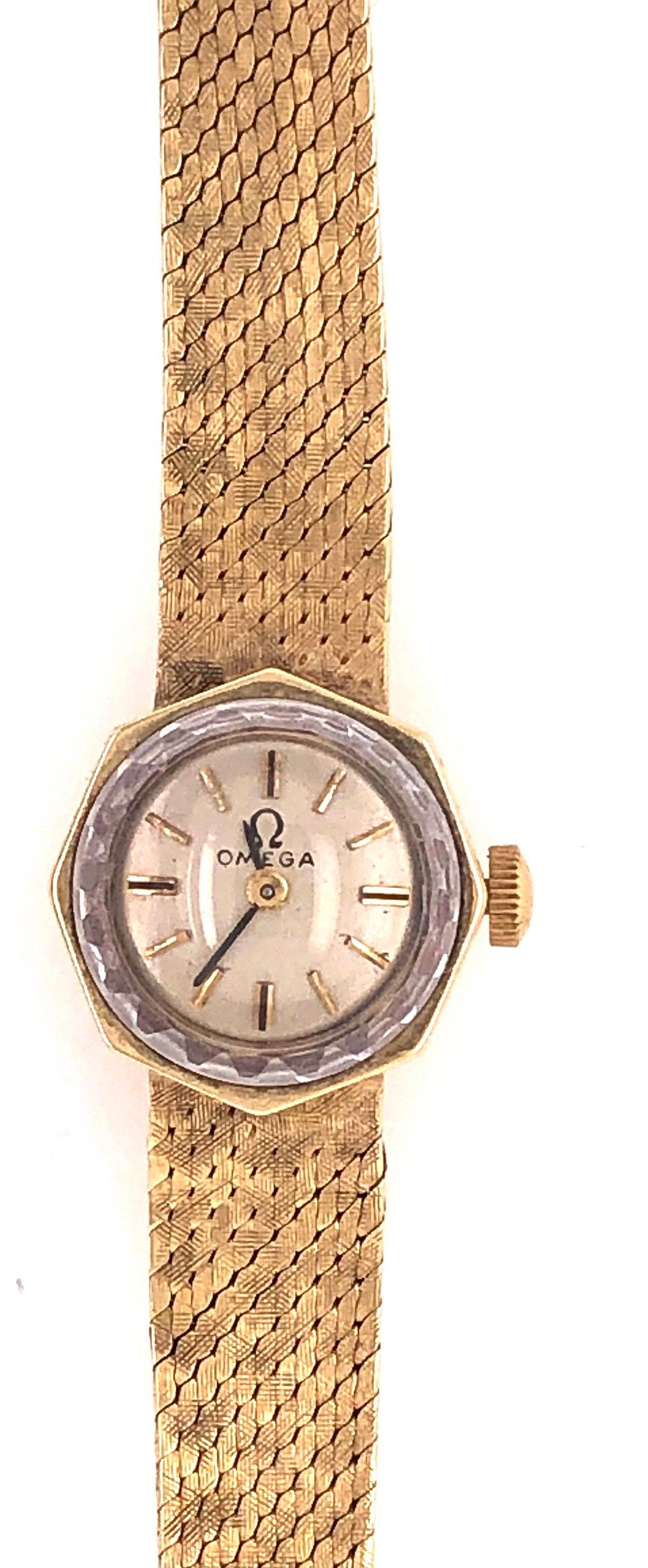 Omega 14 Karat Ladies Wristwatch 18.2 Grams Without Works, 17 Jewels In Good Condition For Sale In Stamford, CT