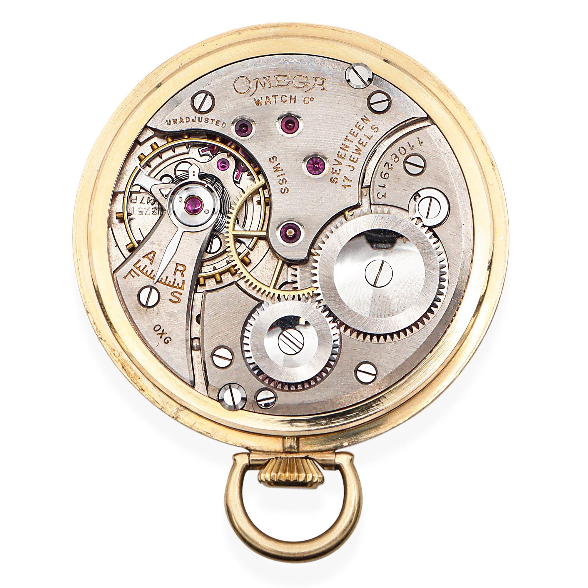 Eine klassische Omega-Taschenuhr mit zeitloser Eleganz. Dieses exquisite Stück ist mit einem Gehäuse aus 14-karätigem Gold gefertigt und besticht durch sein minimalistisches Design mit glatter, polierter Oberfläche. Das schlichte, weiße Zifferblatt