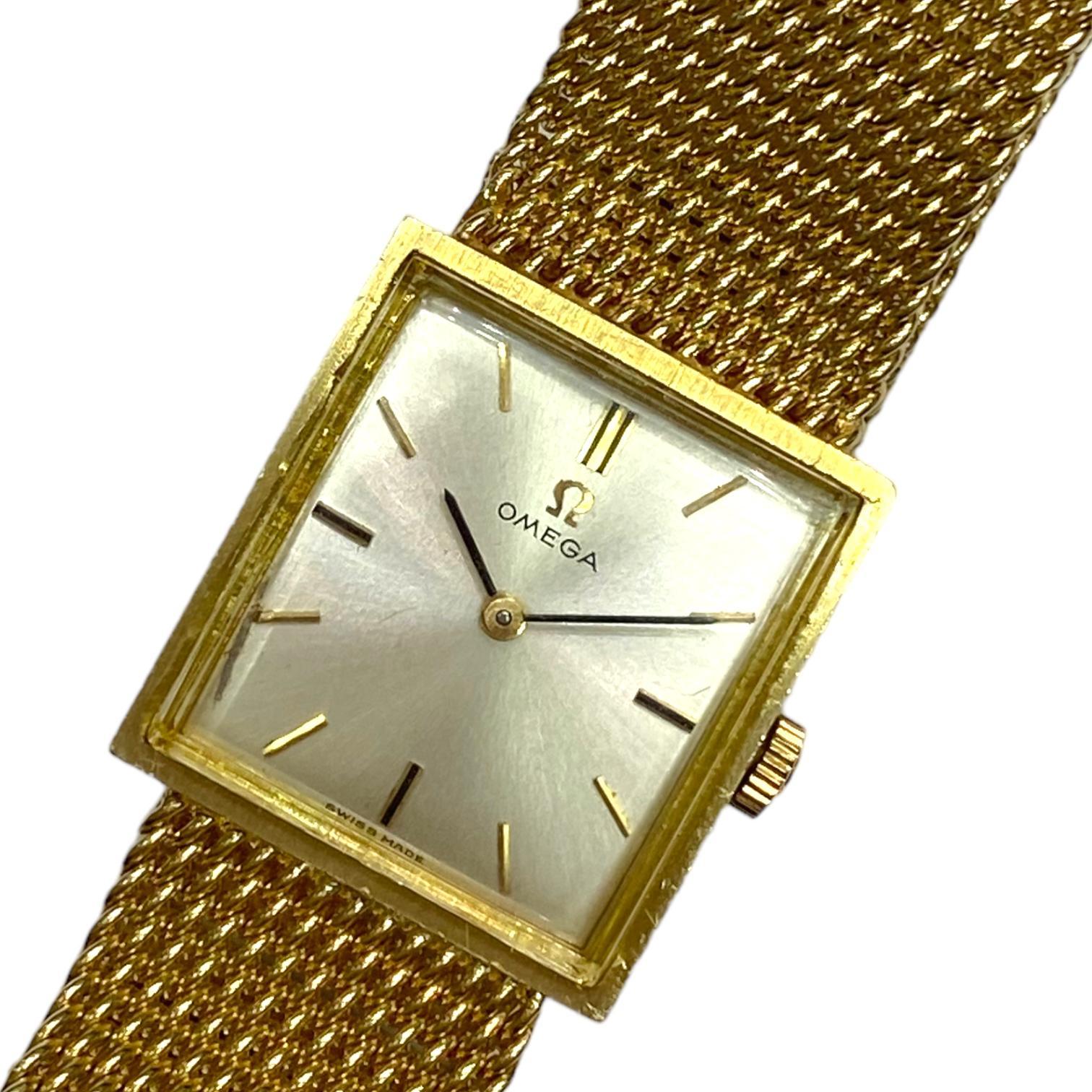 Orologio Omega d'epoca in oro giallo 14 carati con bracciale a maglie.
Peso: 55.4 grammi
Misure della cassa: 23 mm x 21,5 mm
Materiale della cassa: Oro giallo 14 carati
Tipo di cassa dell'orologio vintage: A pressione
Materiale del bracciale