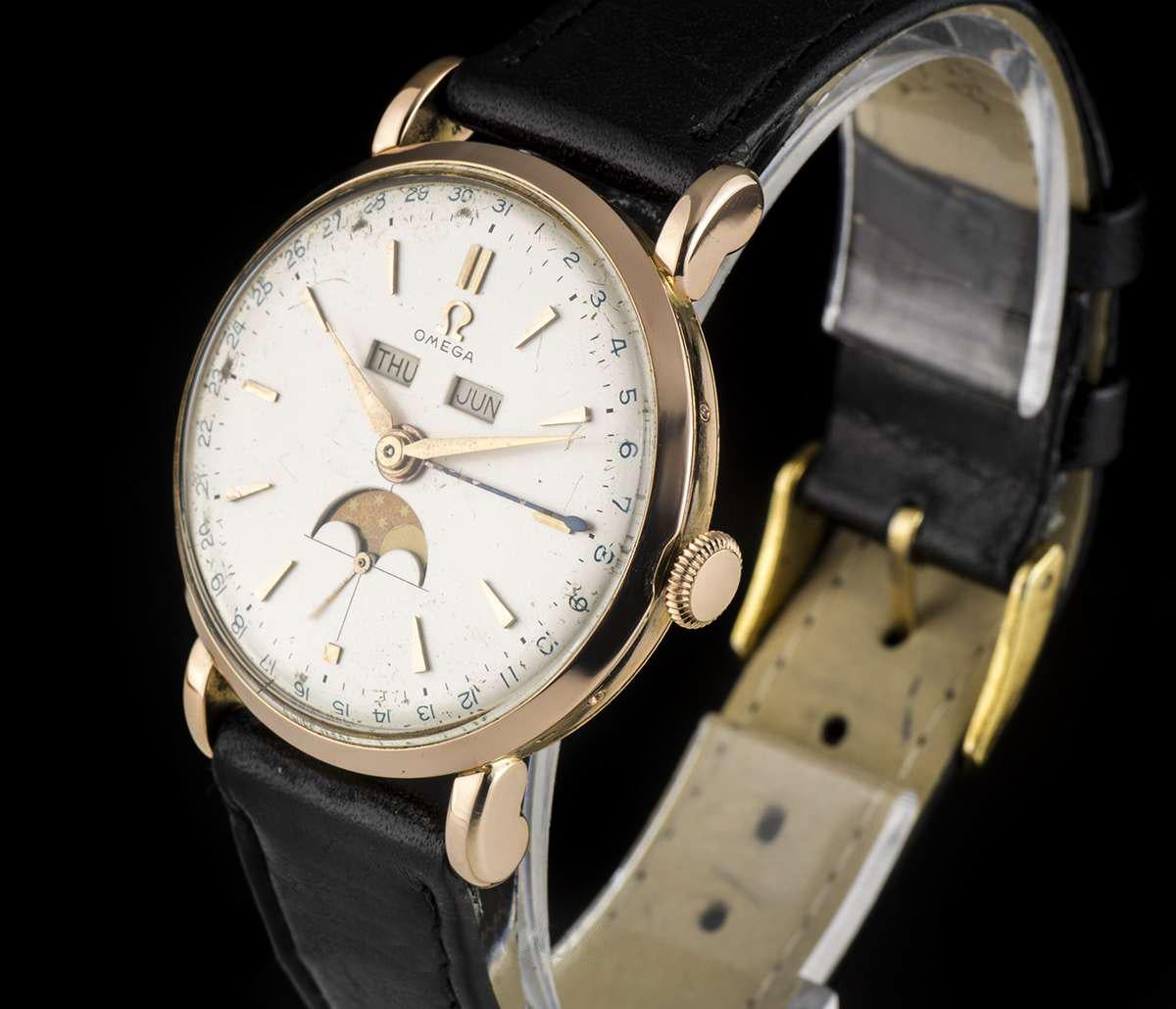 A 34 mm vintage Triple Calendar Moonphase men's wristwatch, with a manual wind movement, by Omega.

Crafted from 18k rose gold, the watch indicates the time, date, weekday and month, all on a silver dial with a moonphase feature. 

The watch is