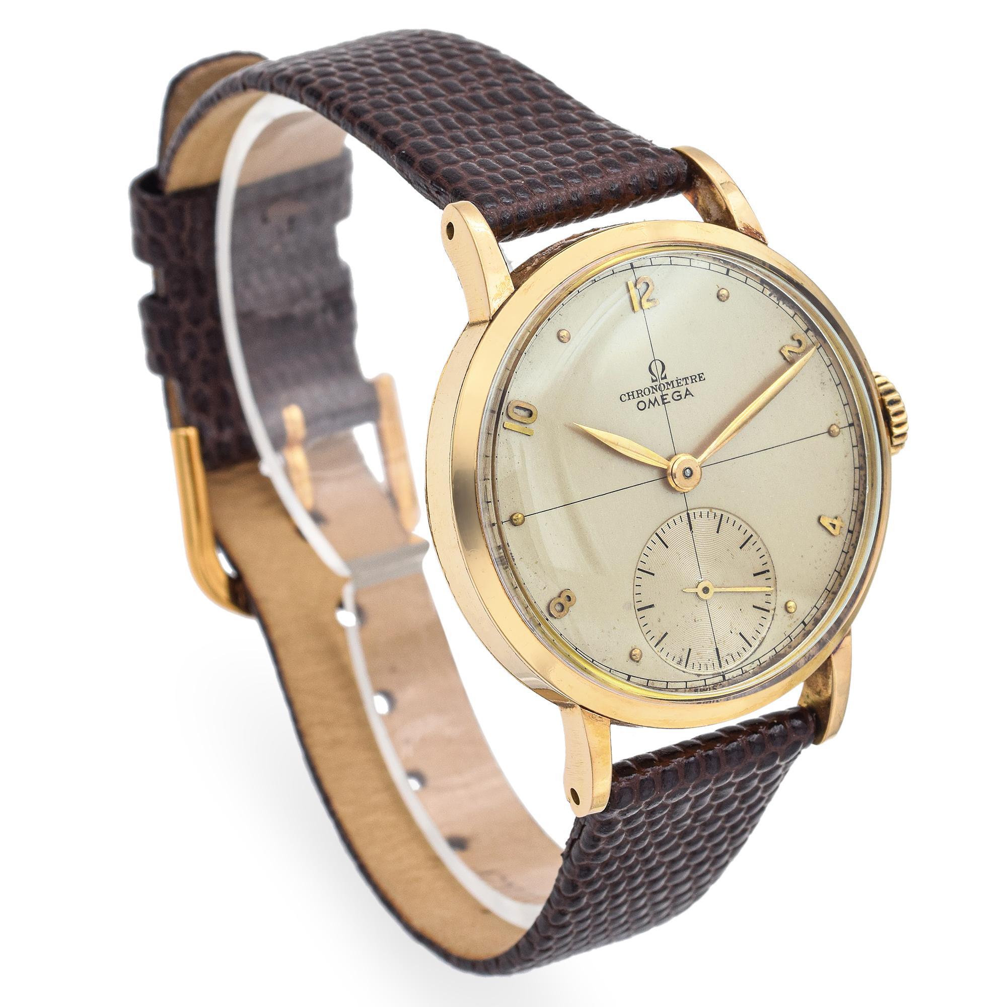 Vintage Omega 30T2RG Chronometre 18k Yellow Gold Hand Wind Men's Watch In Good Condition For Sale In New York, NY