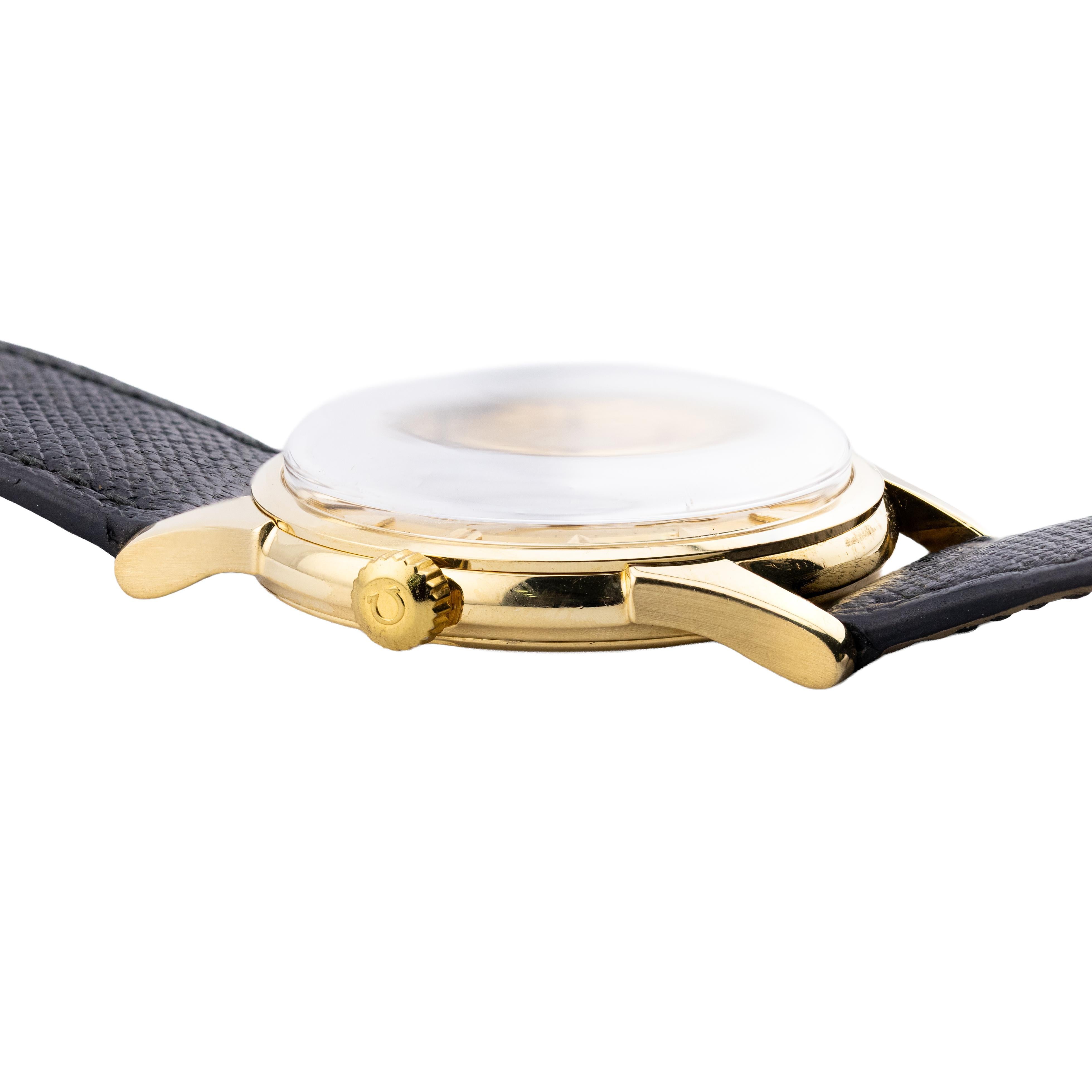 Aston Estate Jewelry Presenta:

Un clásico reloj de pulsera Omega Constellation fabricado en oro de 18 quilates.

La caja redonda mide 35 mm de ancho y tiene una esfera de oro macizo de 18 quilates con marcadores de flecha. 

Esta esfera de oro