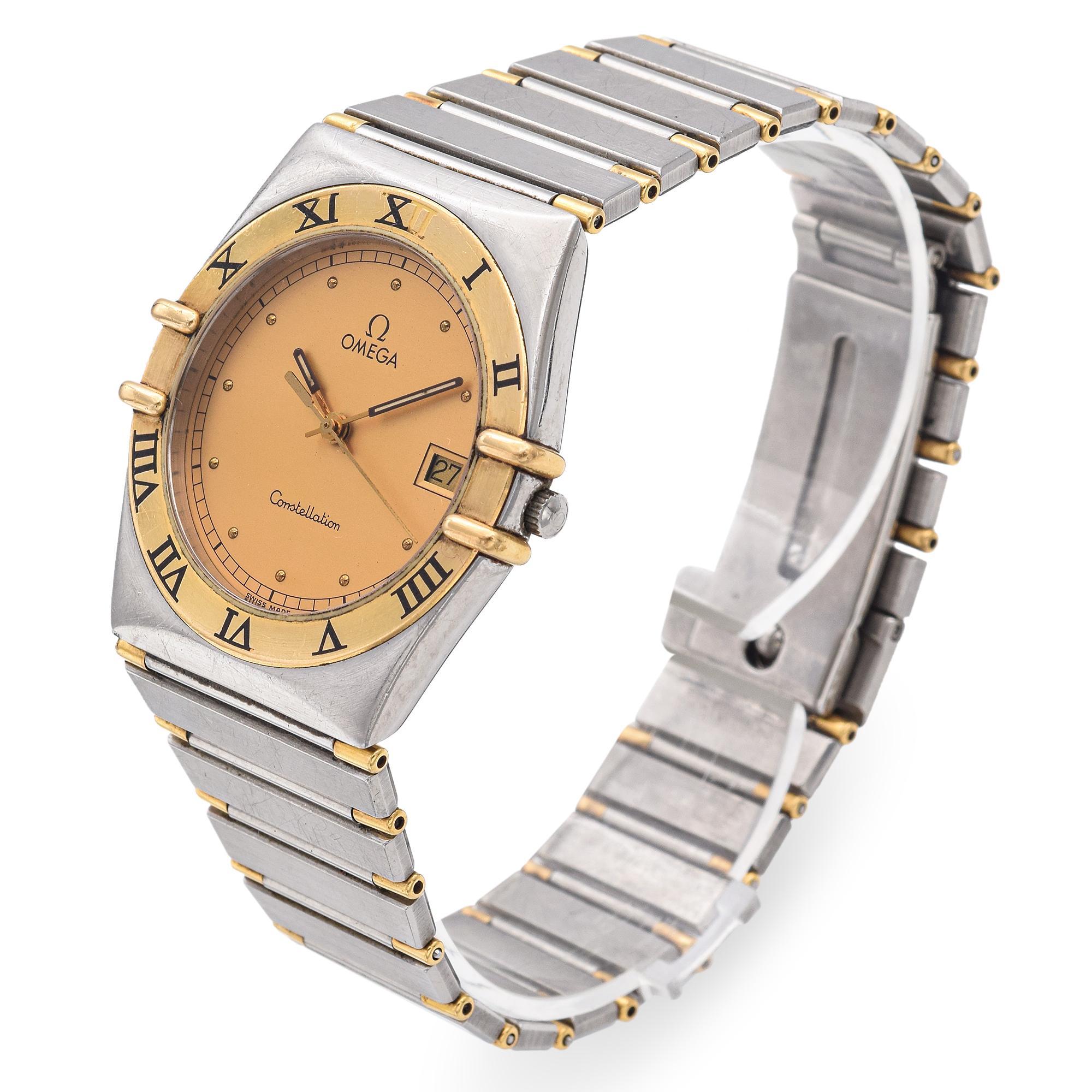 Este reloj vintage Omega Constellation para hombre presenta un elegante diseño de acero inoxidable en dos tonos con detalles dorados clásicos. Accionado por un fiable movimiento de cuarzo, incluye una función de fecha para mayor comodidad diaria. El