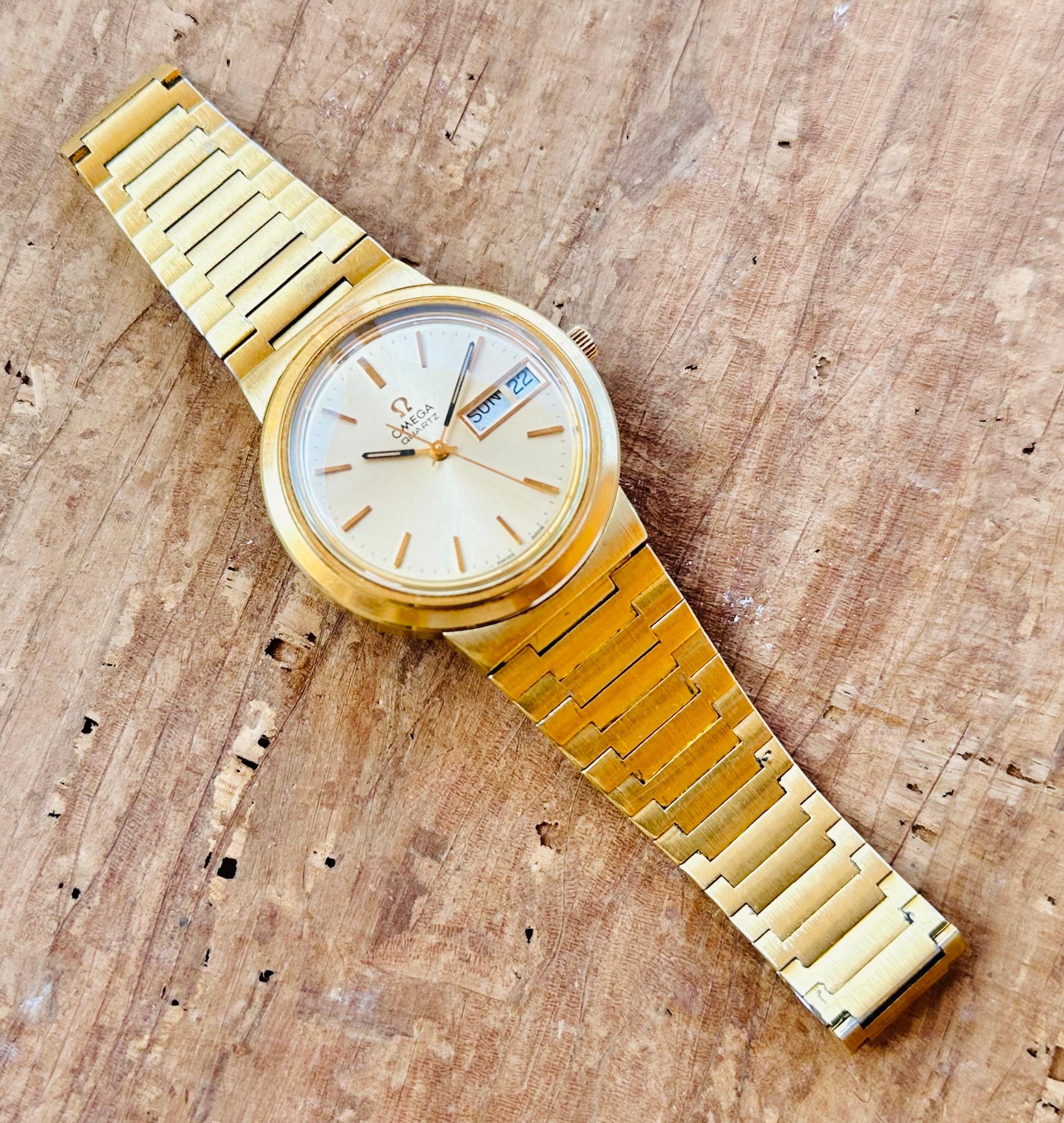 Marque : Omega

Numéro de référence : 1960058

Pays de fabrication : Suisse

Mouvement : Quartz

Matériau du boîtier : Acier inoxydable plaqué or

Dimensions : Largeur du boîtier : 38 mm. (sans couronne)

Type de bande : Acier inoxydable

Condition