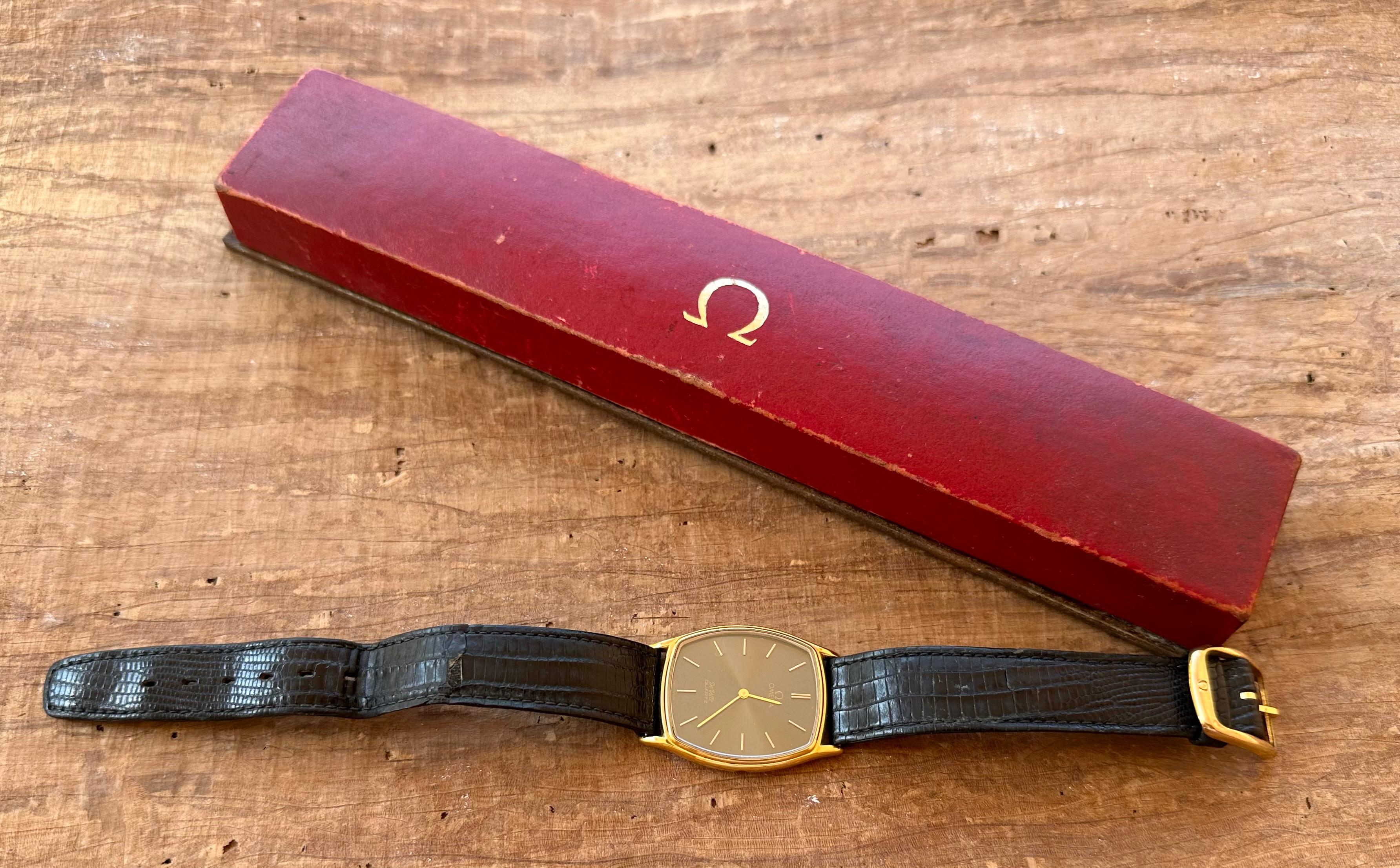 Marca: Omega

Model No: De Ville

Número de referencia: 1365

Características: Chapado en oro-Esfera negra

País de fabricación: Suiza

Movimiento: Cuarzo

Material de la caja: Acero inoxidable chapado en oro

Medidas : Anchura de la caja: 27 mm. 37