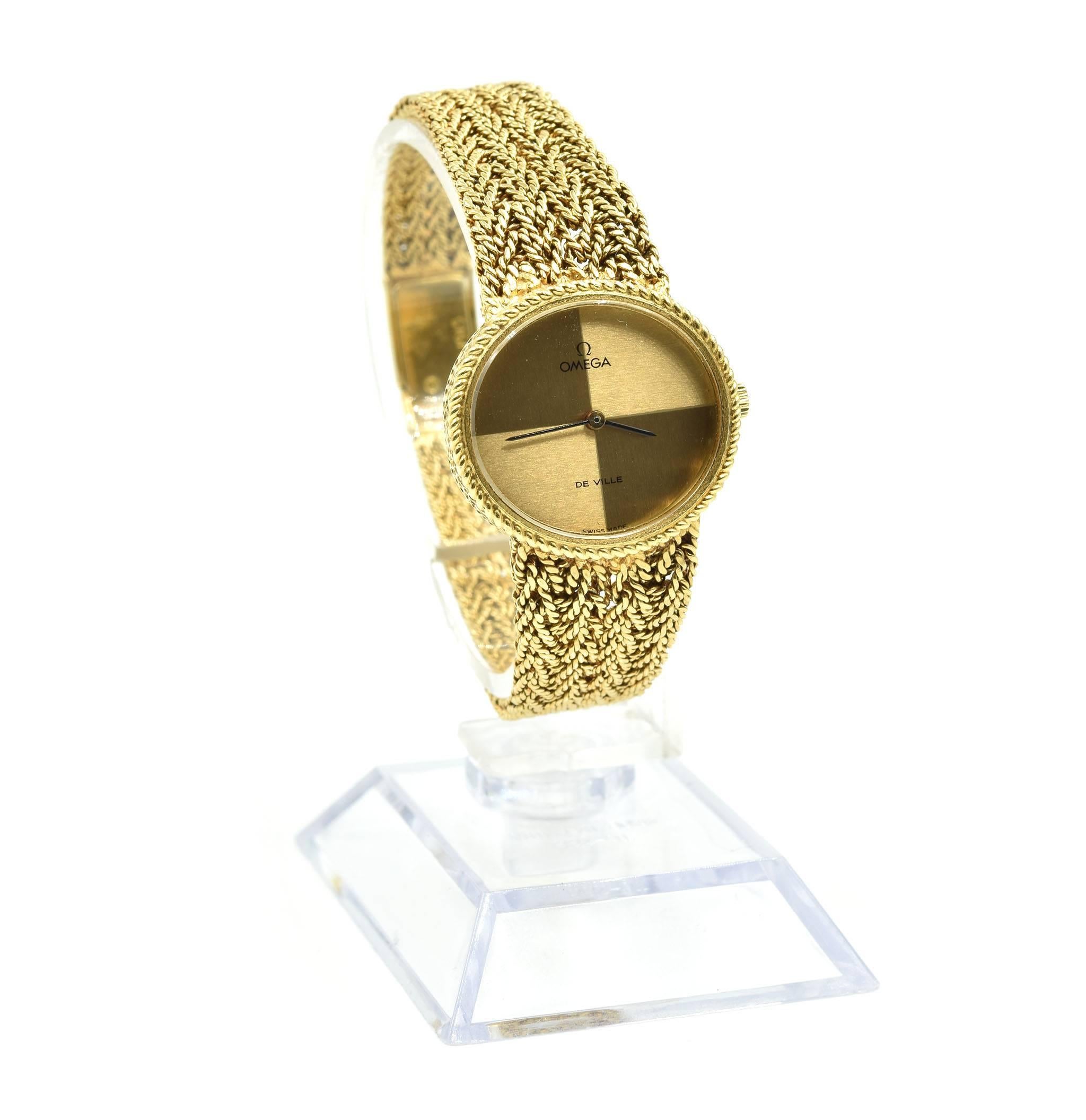 Movement: manual wind
Function: hours, minutes
Case: oval 25.50mm x 23.50mm 18k yellow gold case, plastic crystal, 18k yellow gold cable bezel, solid case back
Band: 18k yellow gold mesh bracelet with jewelry clasp
Dial: champagne dial with black