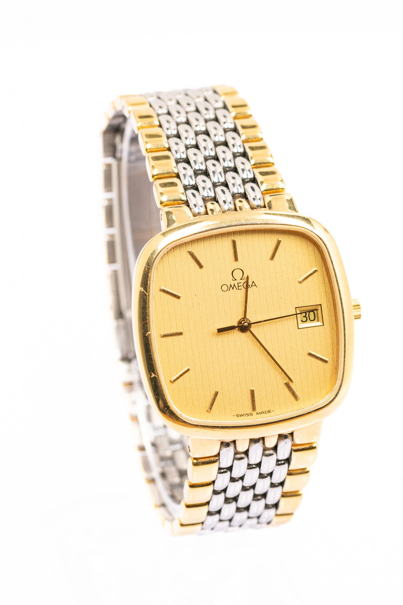 Un elegante y clásico Omega De Ville de finales de la década de 1980, con un original e impresionante brazalete bicolor dorado y plateado y esfera dorada. Con su aspecto atemporal, este Omega combina una estética minimalista de los 80 y