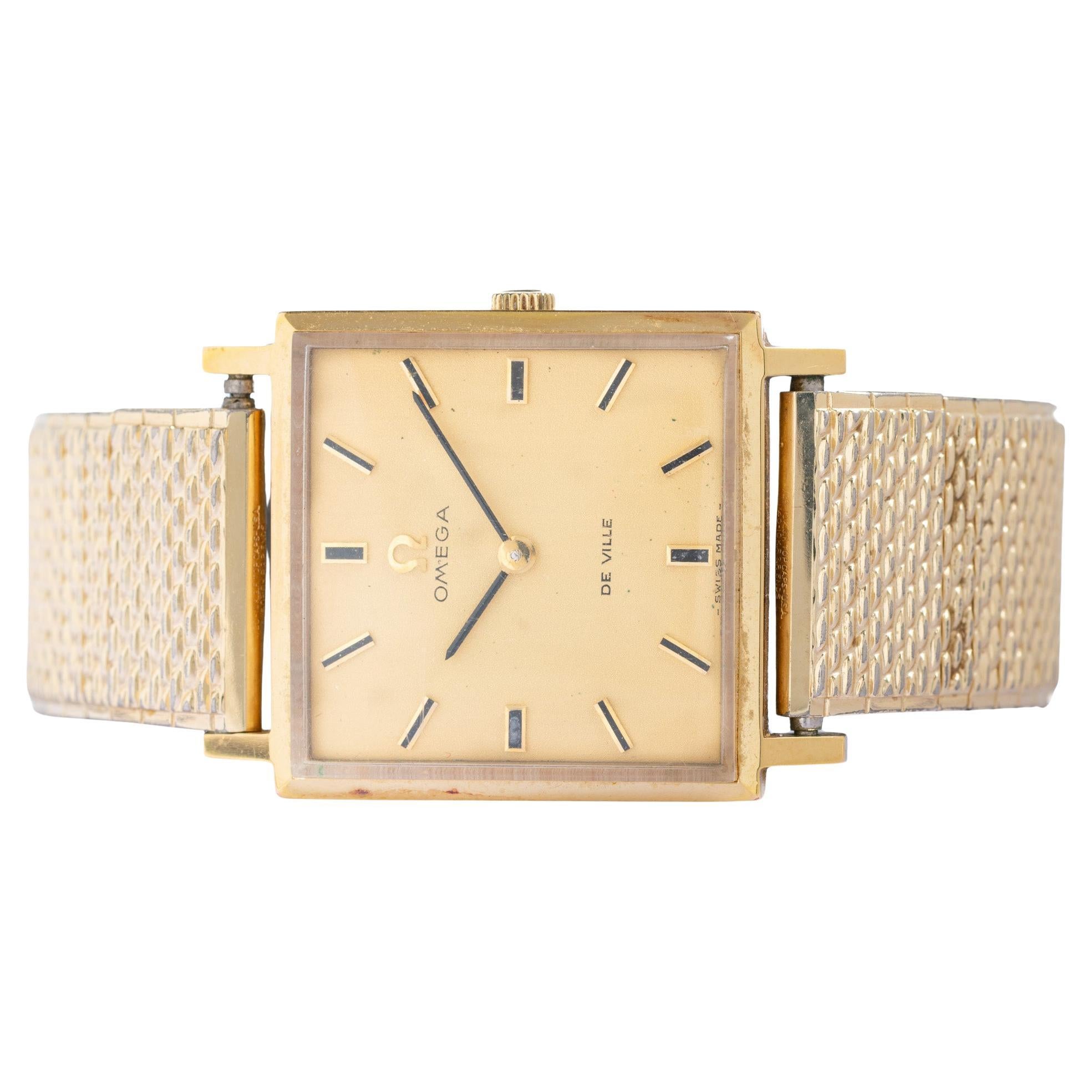 An elegant and classic gold plated and stainless steel Omega De Ville wristwatch from the 1970s with a stunning bracelet and accompanying gold watch face. With its timeless look, this Omega combines a minimalist 70's aesthetic and functionality.