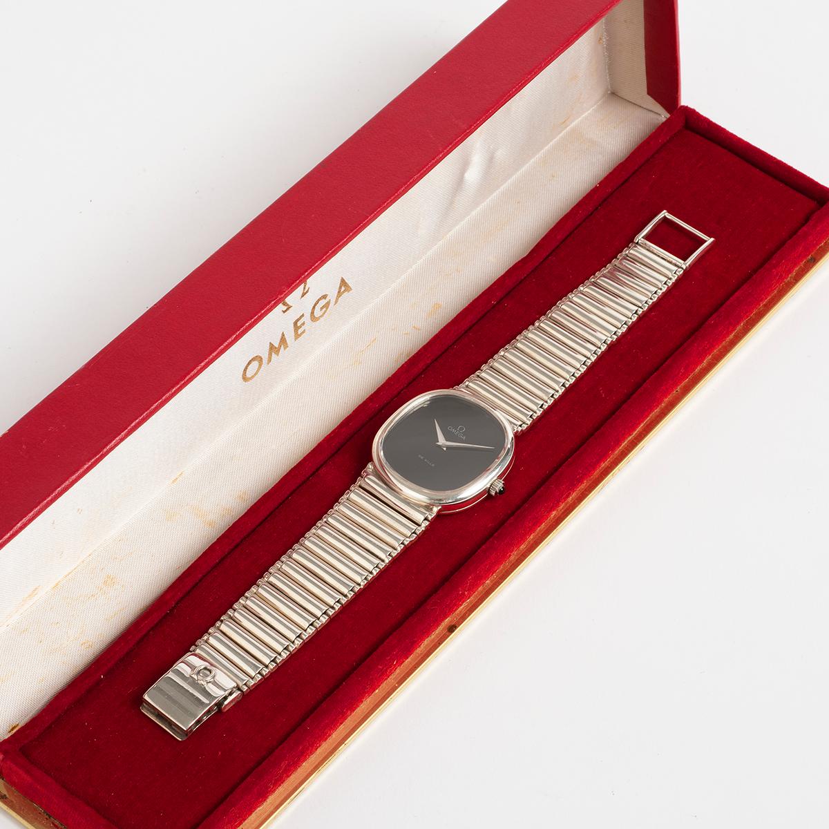 Our very rare vintage Omega De Ville Jeux D'Argent with manual winding movement features a sterling silver case and bracelet. This is a particularly unusual design of the already rare Jeux D'Argent line, featuring an oval Ellipse style case of 29mm