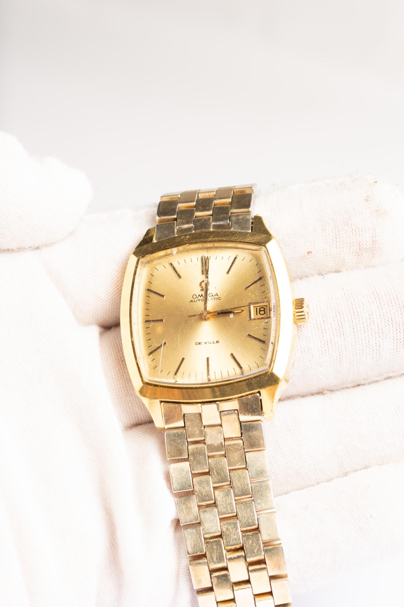 Eine elegante und klassische Omega De Ville  aus den 1980er Jahren mit einem originalen und edlen goldfarbenen Armband und dazugehörigem goldenen Zifferblatt. Mit seinem zeitlosen Aussehen verbindet dieser Omega eine schöne Ästhetik und