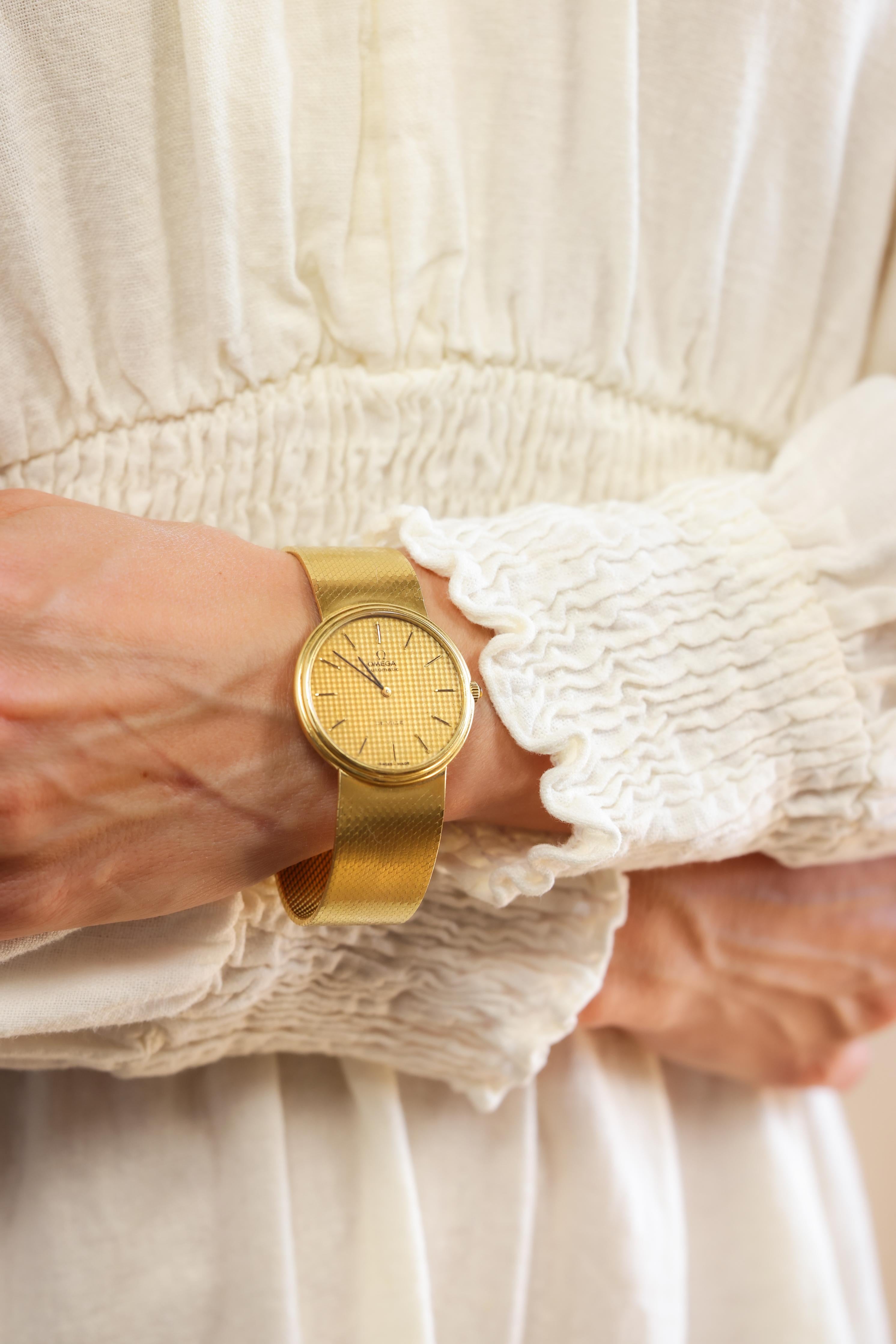 Marke: Omega 
Metall: 18 Karat Gelbgold
Epoche: Vintage By 
CIRCA: 1970er Jahre
Punzierungen: Signatur, Feingehaltszeichen und Herstellermarke
Größe: 6,5